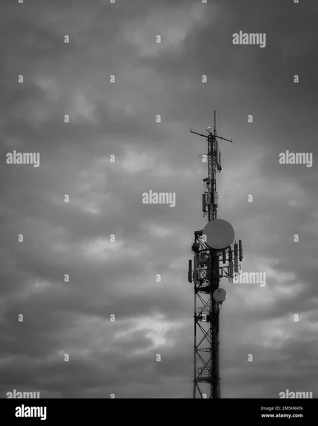 Telefon-Repeater-Pylon im Himmelshintergrund. Telefonmast für Telekommunikation. Stockfoto