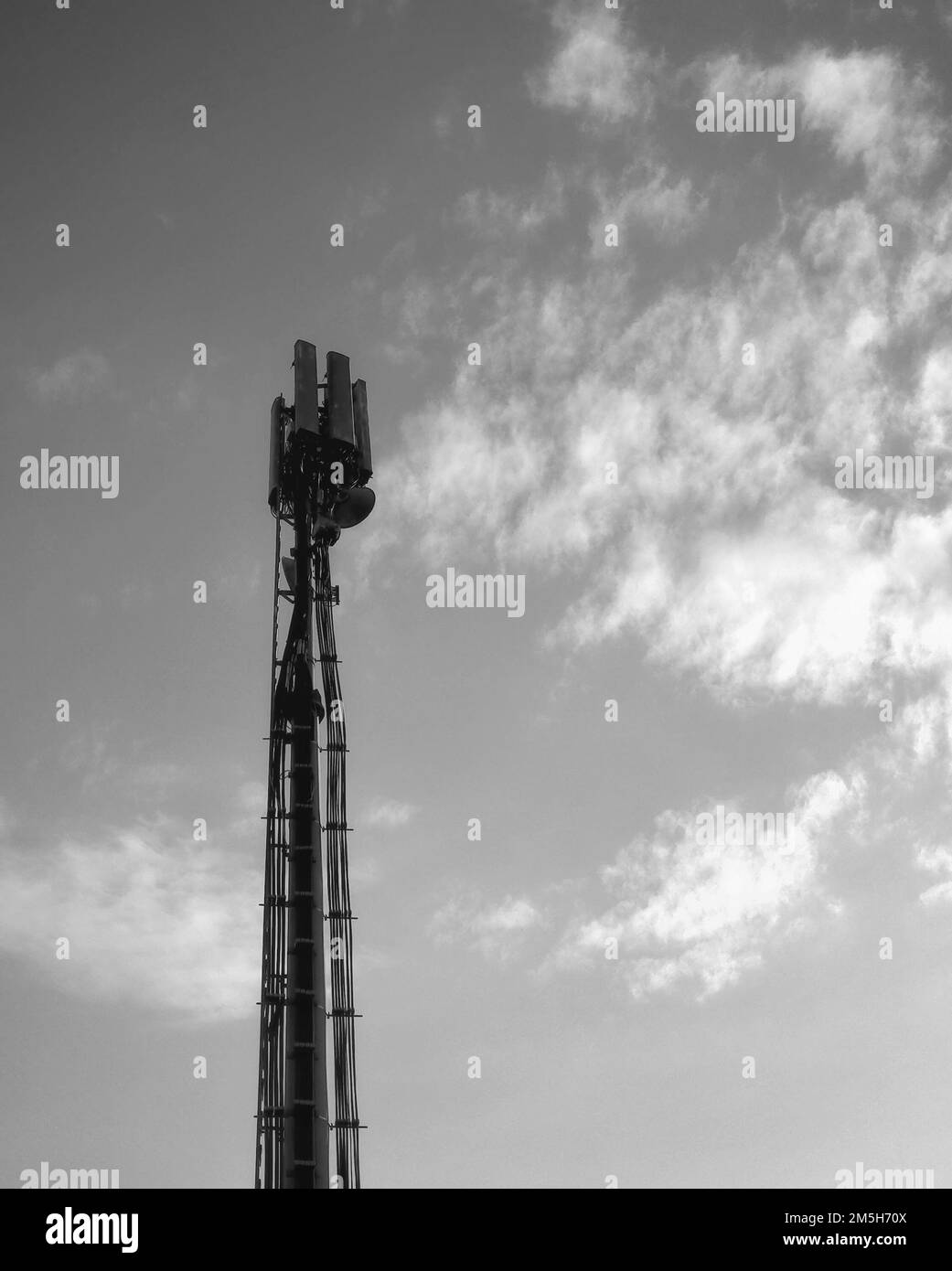 Telefon-Repeater-Pylon im Himmelshintergrund. Telefonmast für Telekommunikation. Stockfoto