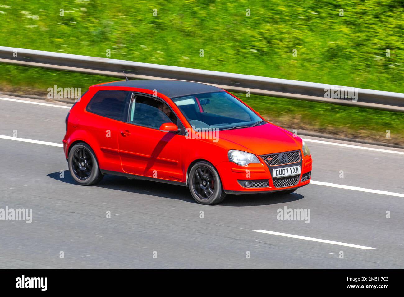 2007 Red VW Volkswagen POLO SPORT TDI (100BHP) 1900cc Diesel 5-Gang-Schaltgetriebe; Fahren auf der Autobahn M6 UK Stockfoto