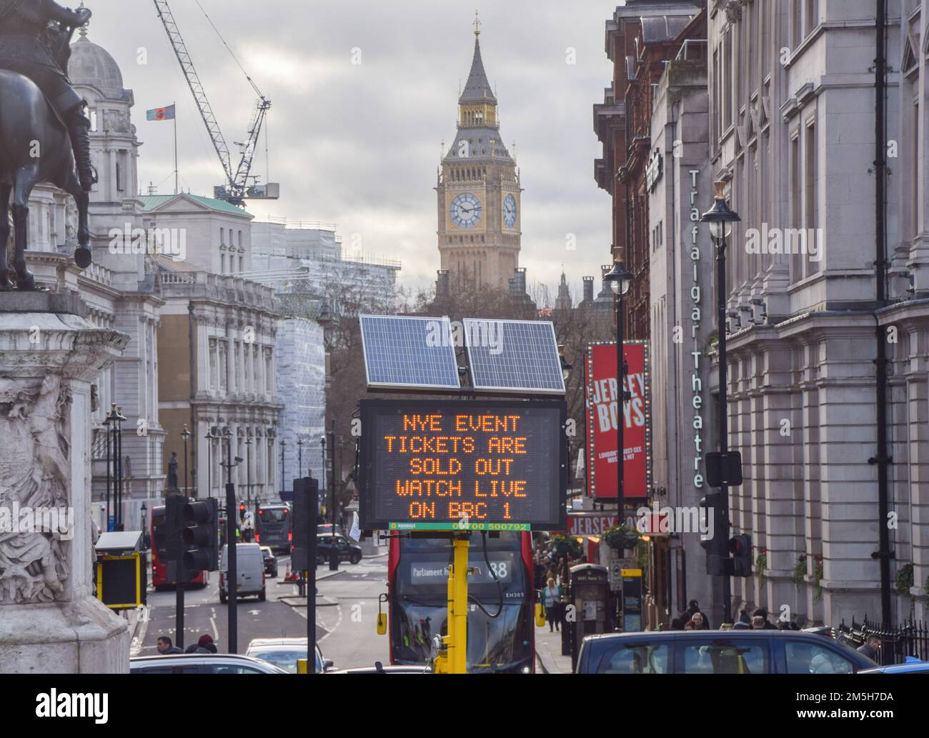 London, Großbritannien. 29. Dezember 2022 Ein Schild am Trafalgar Square informiert die Leute darüber, dass die Tickets für das Silvester-Feuerwerk, das über dem London Eye stattfindet, ausverkauft sind. Viele Straßen in Westminster werden für Silvester gesperrt sein und nur Personen mit Tickets können die Gegend betreten, um die Show zu sehen. Kredit: Vuk Valcic/Alamy Live News Stockfoto