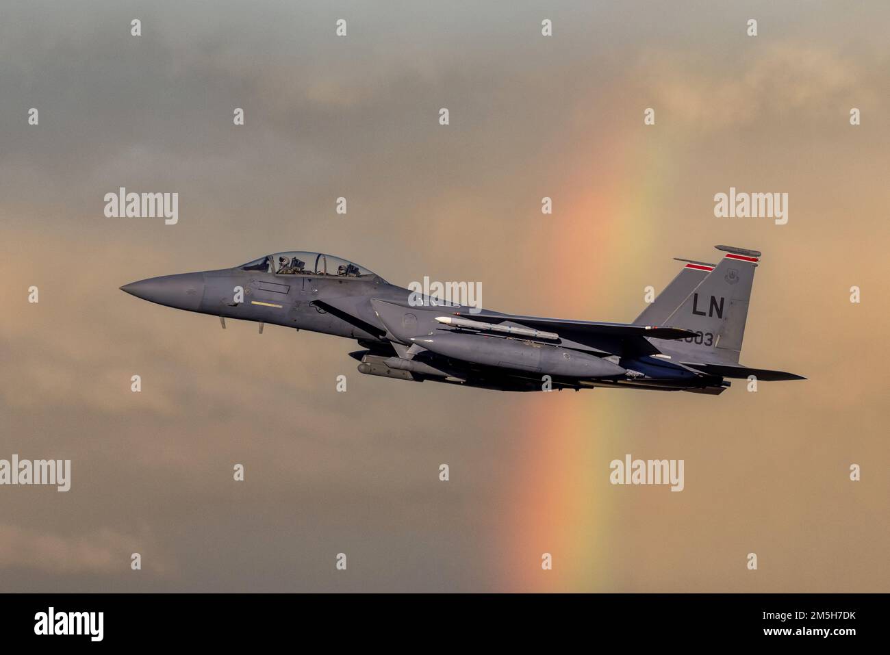 F-15 Kampfflugzeuge fliegen mit Raketen auf dem Weg zur Mission. Moderne Kampfjets und Airforce-Piloten im Einsatz für die Luftverteidigung. Stockfoto