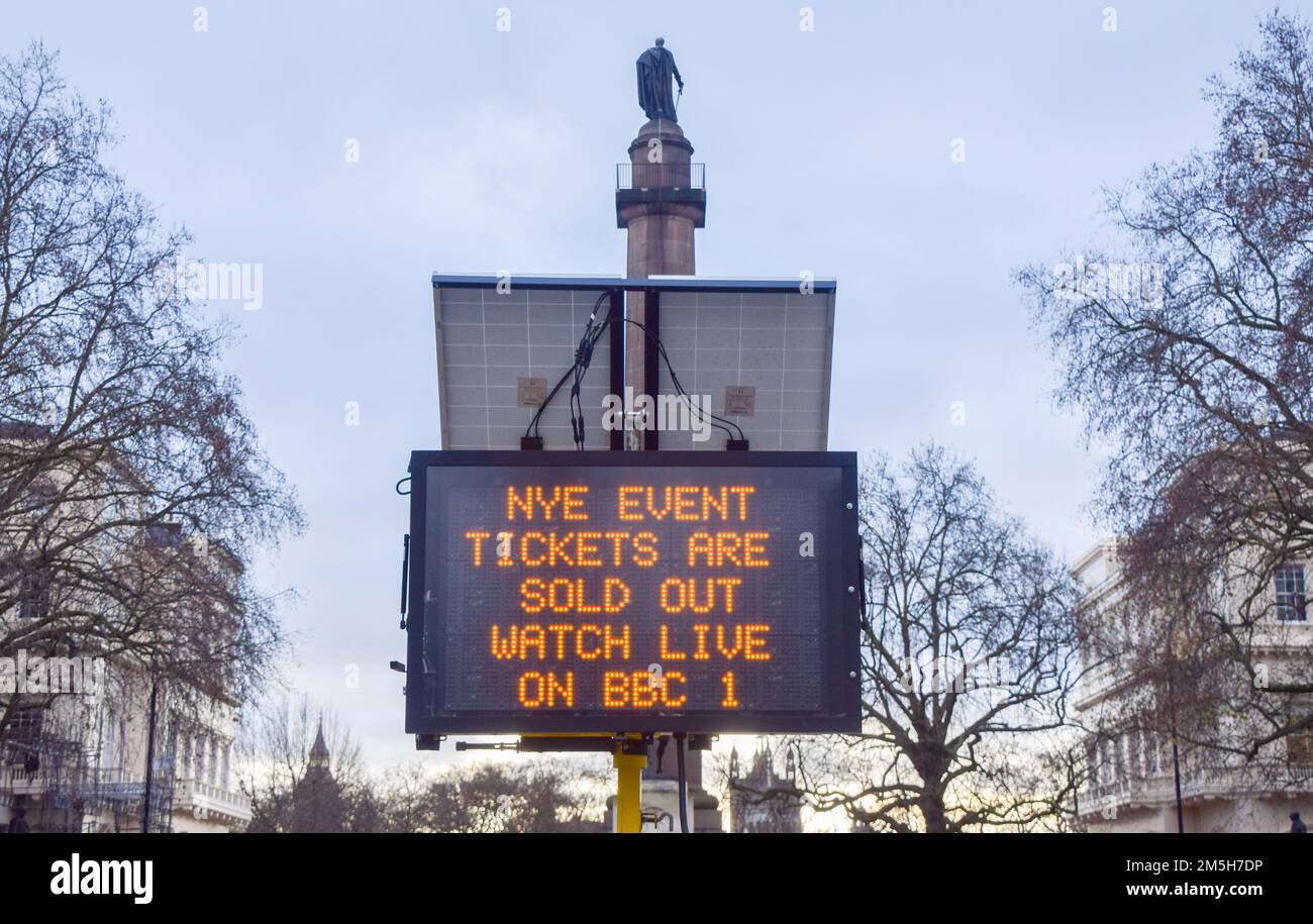 London, Großbritannien. 29. Dezember 2022 Ein Schild am Waterloo Place informiert die Leute darüber, dass die Karten für das Silvester-Feuerwerk, das über dem London Eye stattfindet, ausverkauft sind. Viele Straßen in Westminster werden für Silvester gesperrt sein und nur Personen mit Tickets können die Gegend betreten, um die Show zu sehen. Kredit: Vuk Valcic/Alamy Live News Stockfoto