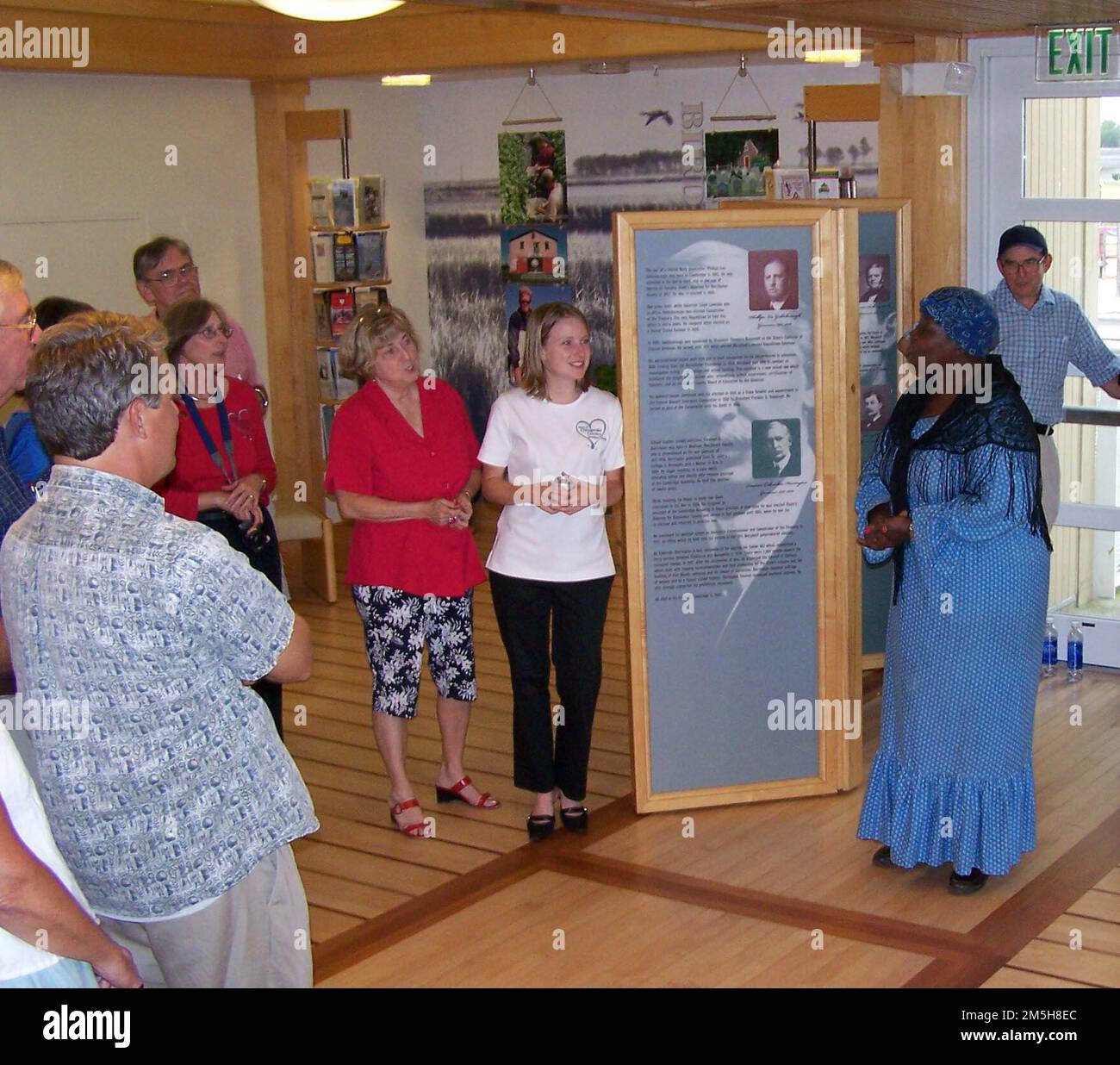 Harriet Tubman Underground Railroad Byway - das Herz der Chesapeake Country Heritage Days im Dorchester County Visitor Center. Im Dorchester County Visitor Center singt Vernetter Pinder, ein Reenactor von Harriet Tubman, Gospellieder für eine Gruppe von Zuschauern. Cambridge, Maryland Stockfoto
