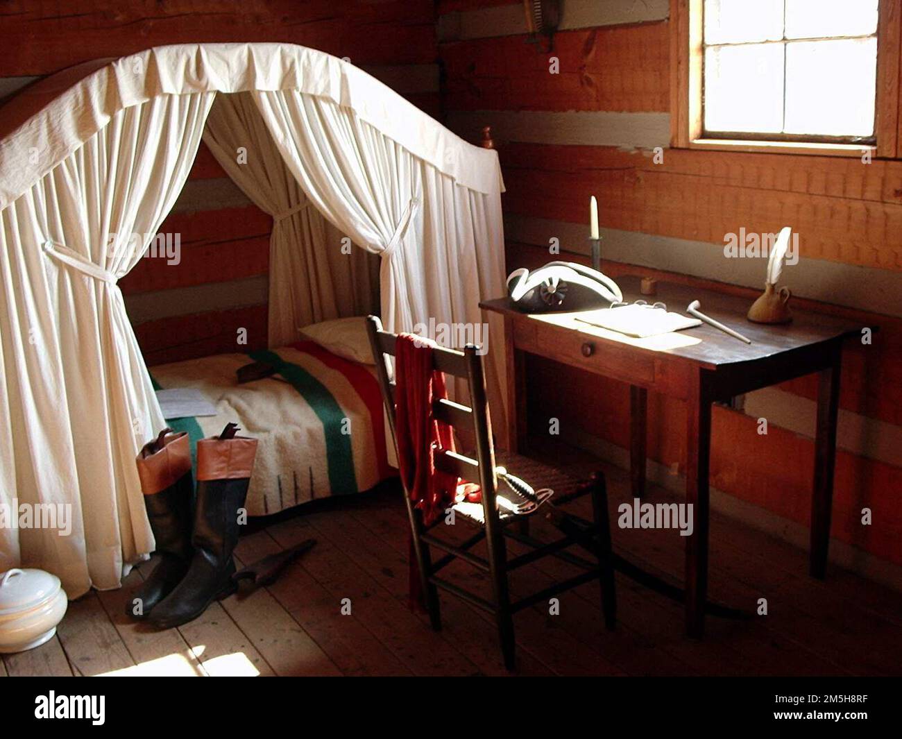 Ohio River Scenic Byway - Offiziersquartier in Old Fort Steuben. Captain John Francis Hamtramcks Zimmer im Fort Steuben Offiziersquartier enthält sein zusammenklappbares, tragbares Bett und andere persönliche Gegenstände. Lage: Ohio Stockfoto