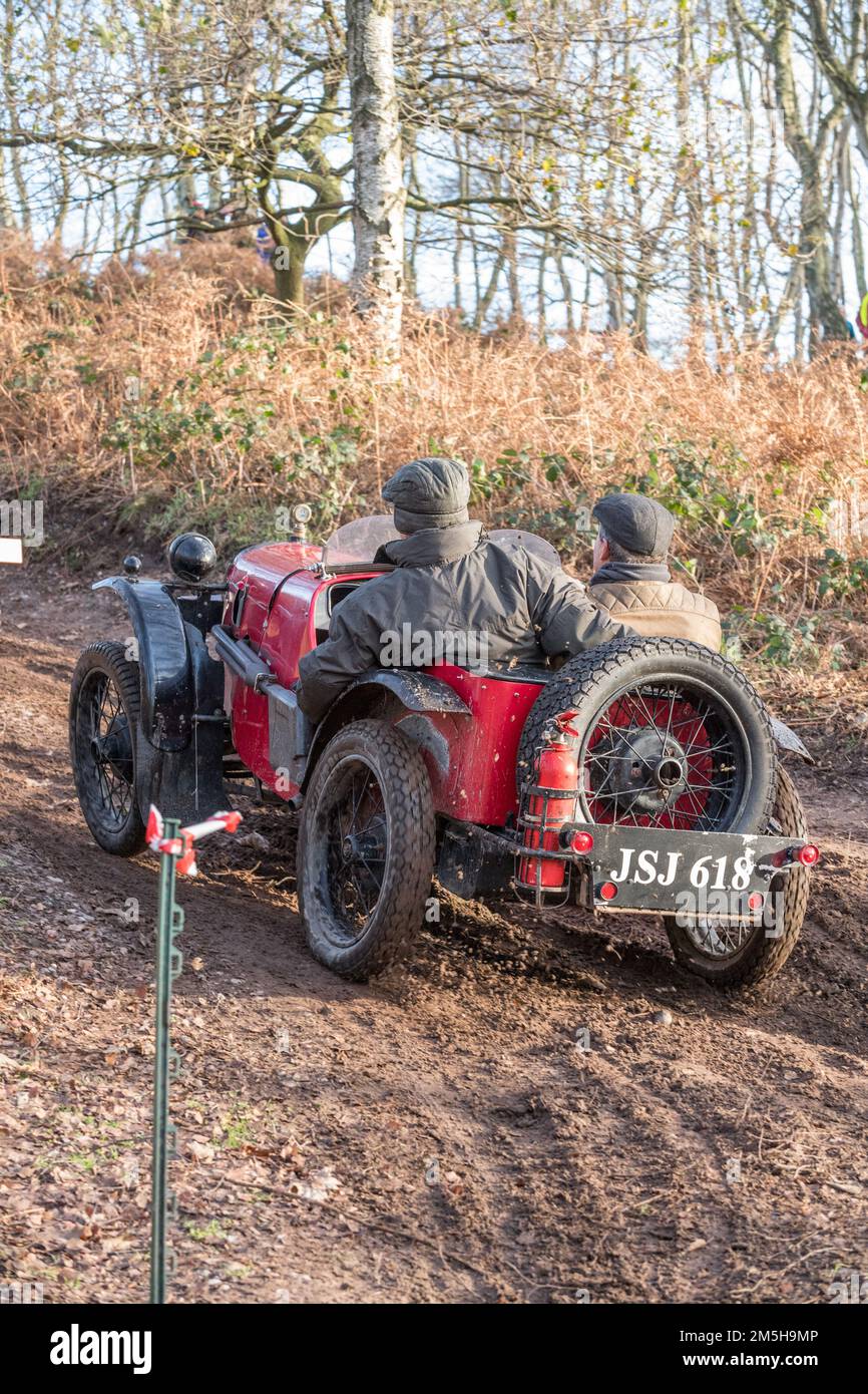 Dave Wilcox Memorial Trial, Lockwell Hill Activity Centre, Farnsfield, Nottinghamshire, England, Großbritannien. 29. Dezember 2022. Die Mitglieder des Autoklubs aus der Zeit vor dem Krieg 7 nehmen an der Veranstaltung der Dave Wilcox Memorial Hill Trials Teil, bei sehr nassen und schlammigen Bedingungen nach Tagen mit ständigem Regen. Kredit: Alan Keith Beastall/Alamy Live News Stockfoto