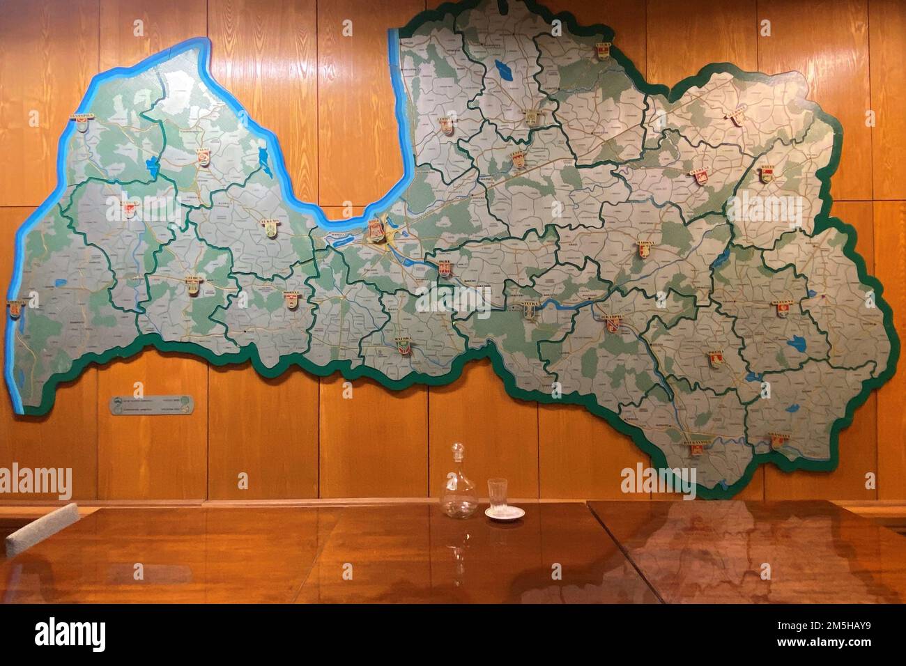 Soldaten des 1.-3. Angriffsbataillons, 12. Kampfluftfahrtbrigade, besichtigten am 17. März 2022 den Sitzungssaal eines ehemaligen streng geheimen sowjetischen Bunkers in Skajupes, Lettland. Im Tagungsraum befindet sich eine Karte der Regionen des sowjetischen Lettlands. 1-3. ab bietet US-amerikanische Armee Europa und Afrika mit einer einsatzbereiten und tödlichen Kampftruppe, die in der Lage ist, rasch Truppen in die Zuständigkeitsbereiche der EUCOM und der AFRICOM zu projizieren, um die benannten Pläne zur Sicherung der Alliierten und Partner, zur Abschreckung von Aggressionen und erforderlichenfalls zur Besiegung von Gegnern zu unterstützen, die nahe beieinander liegen. 12 CAB ist die einzige dauerhafte Luftfahrtbrigade Stockfoto