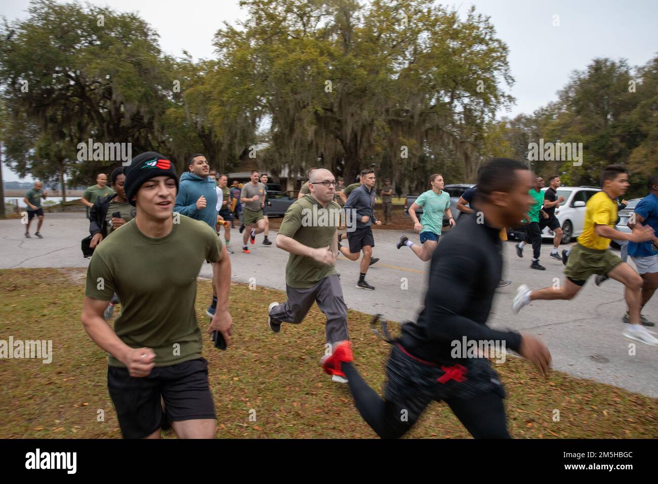 USA Marines und Matrosen mit der Marine Aircraft Group 31 und Headquarters and Headquarters Squadron, Marine Corps Air Station (MCAS) Beaufort, nehmen am St. Teil Patrick's Day Amazing Race in MCAS Beaufort, South Carolina, 17. März 2022. Das Rennen brachte Marines und Matrosen zusammen, um einen freundschaftlichen Wettbewerb zu bieten und die Marines und Matrosen über die verfügbaren Ressourcen der Anlage aufzuklären. Stockfoto