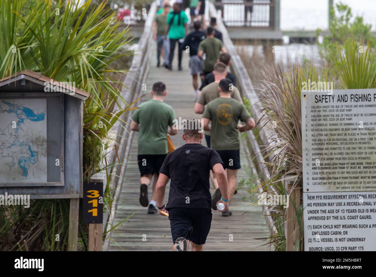 USA Marines und Matrosen mit der Marine Aircraft Group 31 und Headquarters and Headquarters Squadron, Marine Corps Air Station (MCAS) Beaufort, nehmen am St. Teil Patrick's Day Amazing Race in MCAS Beaufort, South Carolina, 17. März 2022. Das Rennen brachte Marines und Matrosen zusammen, um einen freundschaftlichen Wettbewerb zu bieten und die Marines und Matrosen über die verfügbaren Ressourcen der Anlage zu informieren. Stockfoto