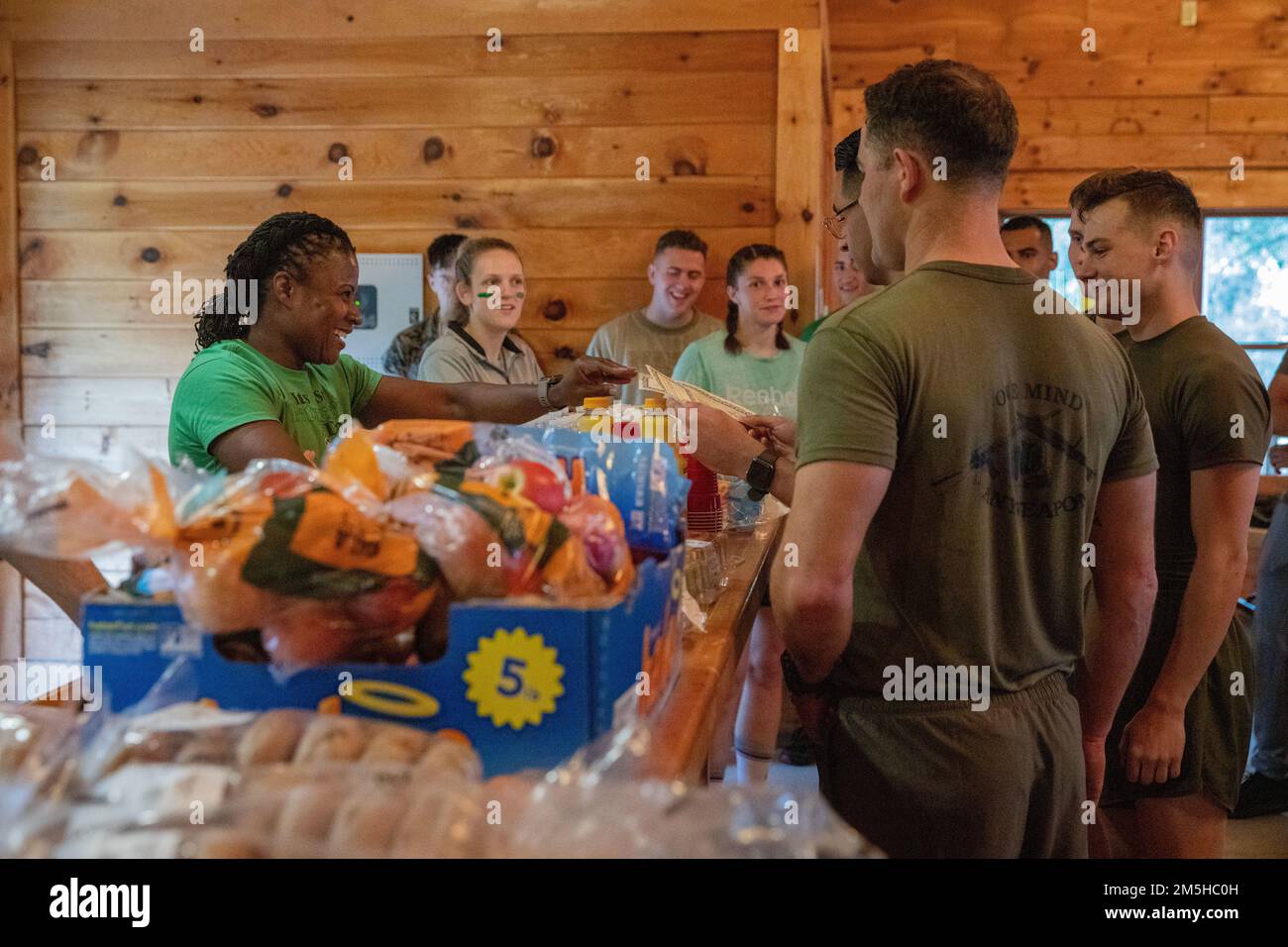 USA Marine Corps Gunnery Sgt. SMAThe Toles, Assetmanager der Individual Material Readiness List, Marine Aircraft Group 31, Marine Corps Air Station (MCAS) Beaufort, verleiht die drei besten Teams während der Preisverleihung in MCAS Beaufort, South Carolina, am 17. März 2022. Das Rennen war eine großartige Gelegenheit, Marines und Matrosen zusammenzubringen, um einen freundschaftlichen Wettbewerb zu bieten und die Marines und Matrosen über die verfügbaren Ressourcen der Anlage zu informieren. Stockfoto