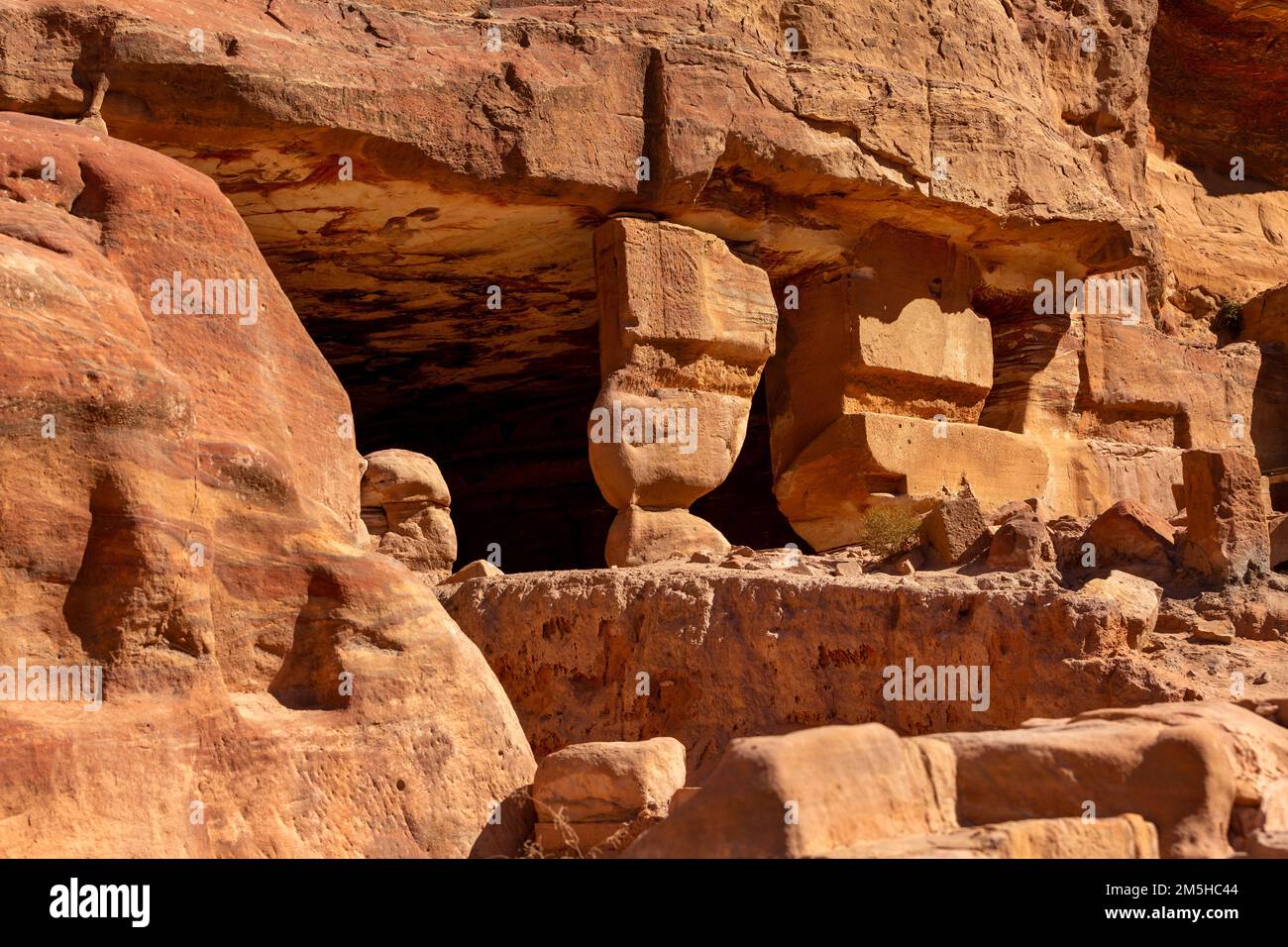 Fassaden Straßenhöhlen in der antiken Stadt Petra, Jordan Petra, berühmte historische und archäologische Stätte Stockfoto