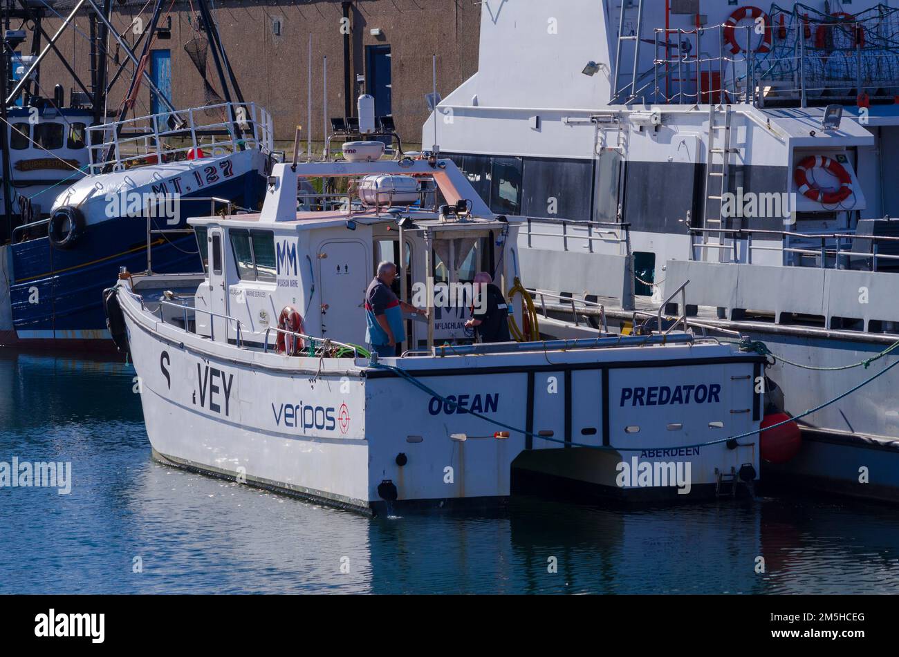 PETERHEAD, SCHOTTLAND, Großbritannien - 19. August 2022 - Besatzung an Bord des OCEAN PREDATOR Marine Surveyboots von McLachlan Marine im Hafen von Peterhead, Aberd Stockfoto