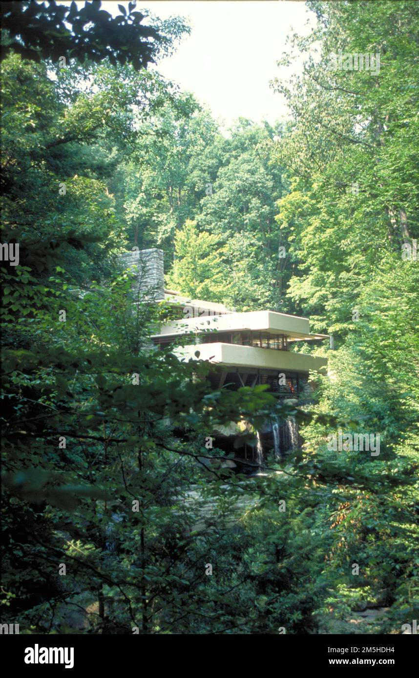 Historische Nationalstraße - Fallingwater inmitten Eines Waldes. Die horizontalen Linien von Frank Lloyd Wrights Fallingwater blicken aus einem umliegenden Wald heraus. Fallingwater, Pennsylvania (39,906° N 79,468° W) Stockfoto