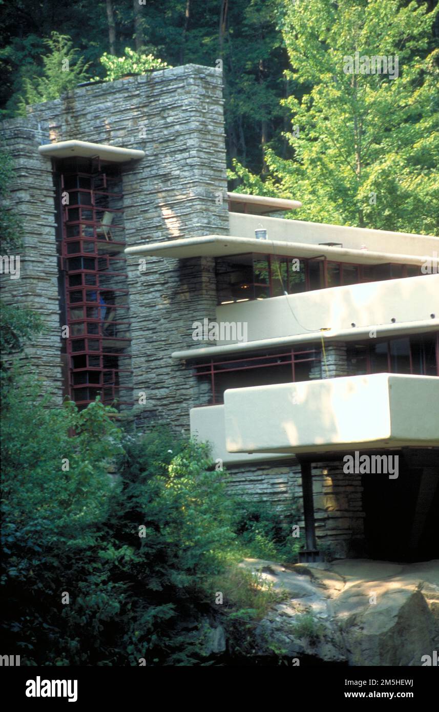 Historische Nationalstraße - Linien bei Fallingwater. Vertikale und horizontale Linien in Fallingwater schaffen Harmonie in dem Wald um sie herum. Fallingwater, Pennsylvania (39,906° N 79,468° W) Stockfoto