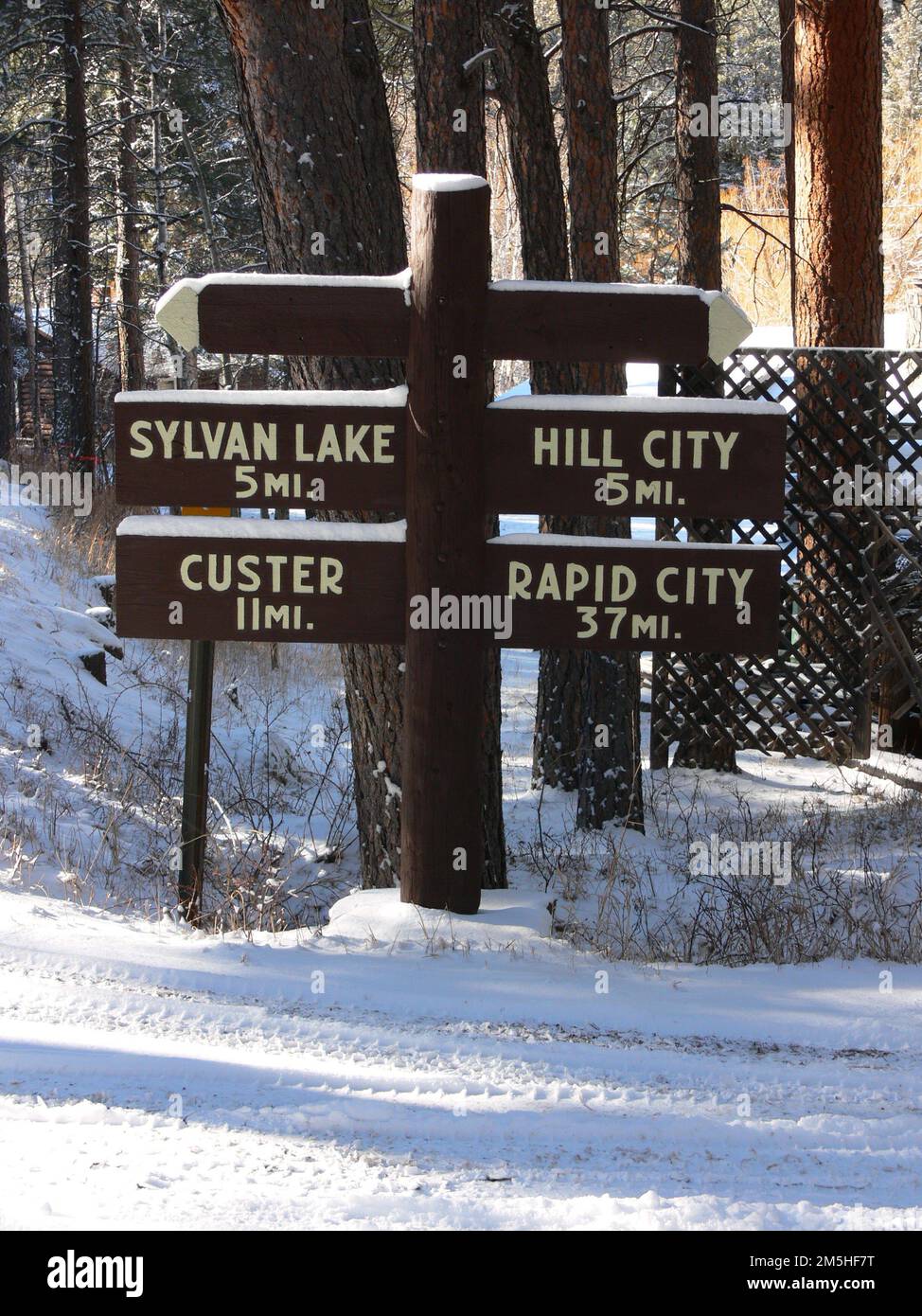 Peter Norbeck Scenic Byway - Schild „Crossroads“. Dieses 76 Jahre alte Kreuzschild wurde neu gestrichen und führt Besucher weiter zu den Städten in der Nähe des Peter Norbeck Scenic Byway. Standort: South Dakota (43,802° N 103,435° W) Stockfoto