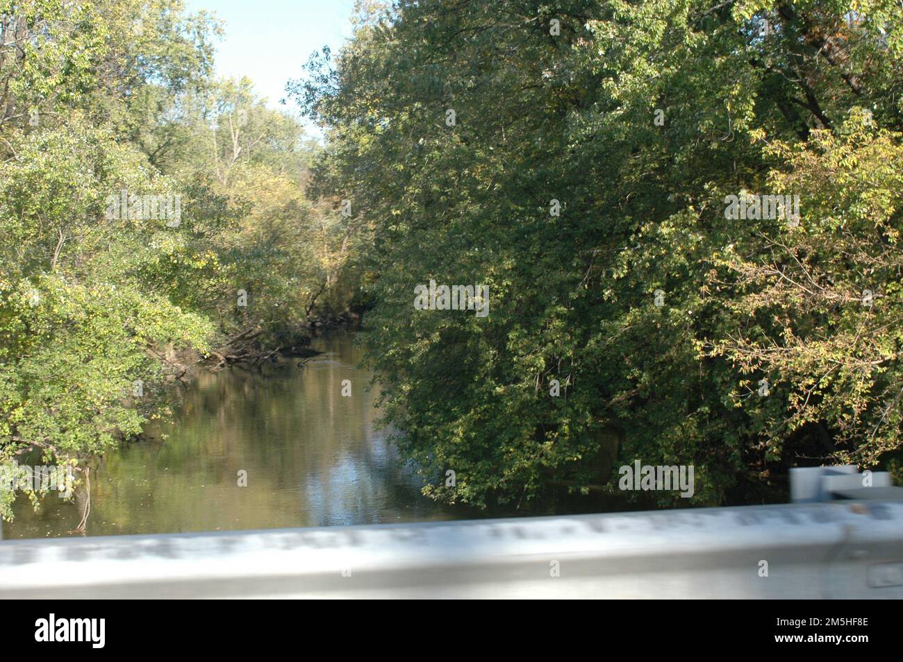 Amish Country Byway - Flussüberquerung in Navarre. Ohio & Erie Canalway überqueren einen Kanal in Navarre, der von überwucherten Bäumen umgeben ist. Standort: Navarre, Ohio (40,719° N 81,530° W) Stockfoto
