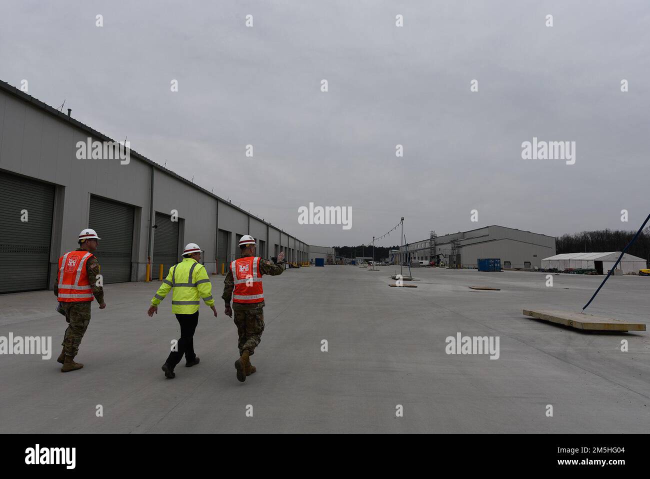 USA Armeekorps der Ingenieure, stellvertretender Befehlshaber des Verwaltungsbezirks Europa, Oberstleutnant Dan Fox, leitender Projektingenieur des Verwaltungsbezirks Europa, James O’Riley, und USA Oberleutnant Scott Spellmon, Oberbefehlshaber des Armeekorps, führt am 17. März 2022 in Powidz, Polen, durch den Standort der laufenden, von der Armee vorpositionierten Aktienbaumaßnahmen. Das APS-Projekt umfasst den Bau einer Reihe von feuchtigkeitskontrollierten Lagern und anderen zugehörigen Einrichtungen, die die Lagerung und Wartung von Militärfahrzeugen und -Ausrüstung ermöglichen. Es handelt sich um das größte Projekt in Polen, das von der Nordeuropa-Region verwaltet wird Stockfoto