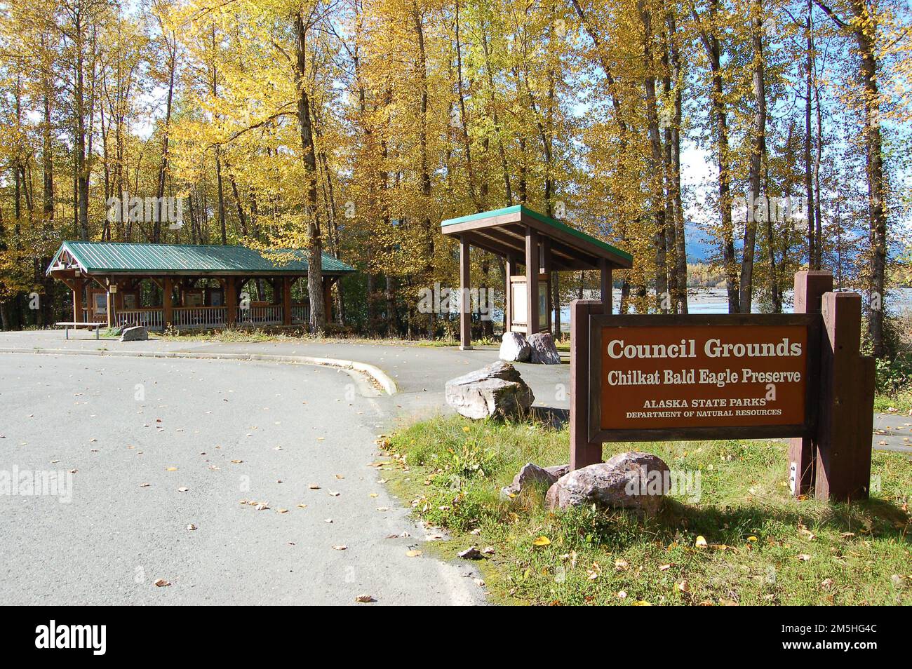 Haines Highway - Valley of the Eagles - Council Grounds. Das Informationszentrum des Council Grounds verfügt über Informationskioske, an denen Besucher mehr über das Alaska Chilkat bald Eagle Preserve erfahren können. Alaska Chilkat Weißkopfseeadlerreservat, Alaska Stockfoto