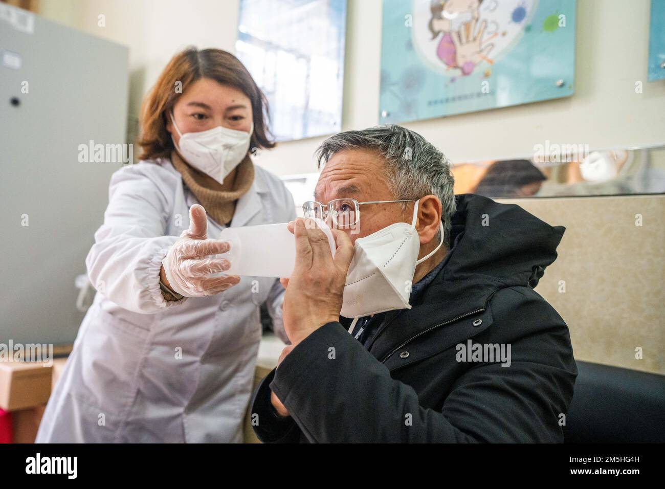 BIJIE, CHINA - 29. DEZEMBER 2022 - Menschen erhalten inhalierten COVID-19-Impfstoff am Center for Disease Control and Prevention in Bijie, Provinz Guizhou Stockfoto