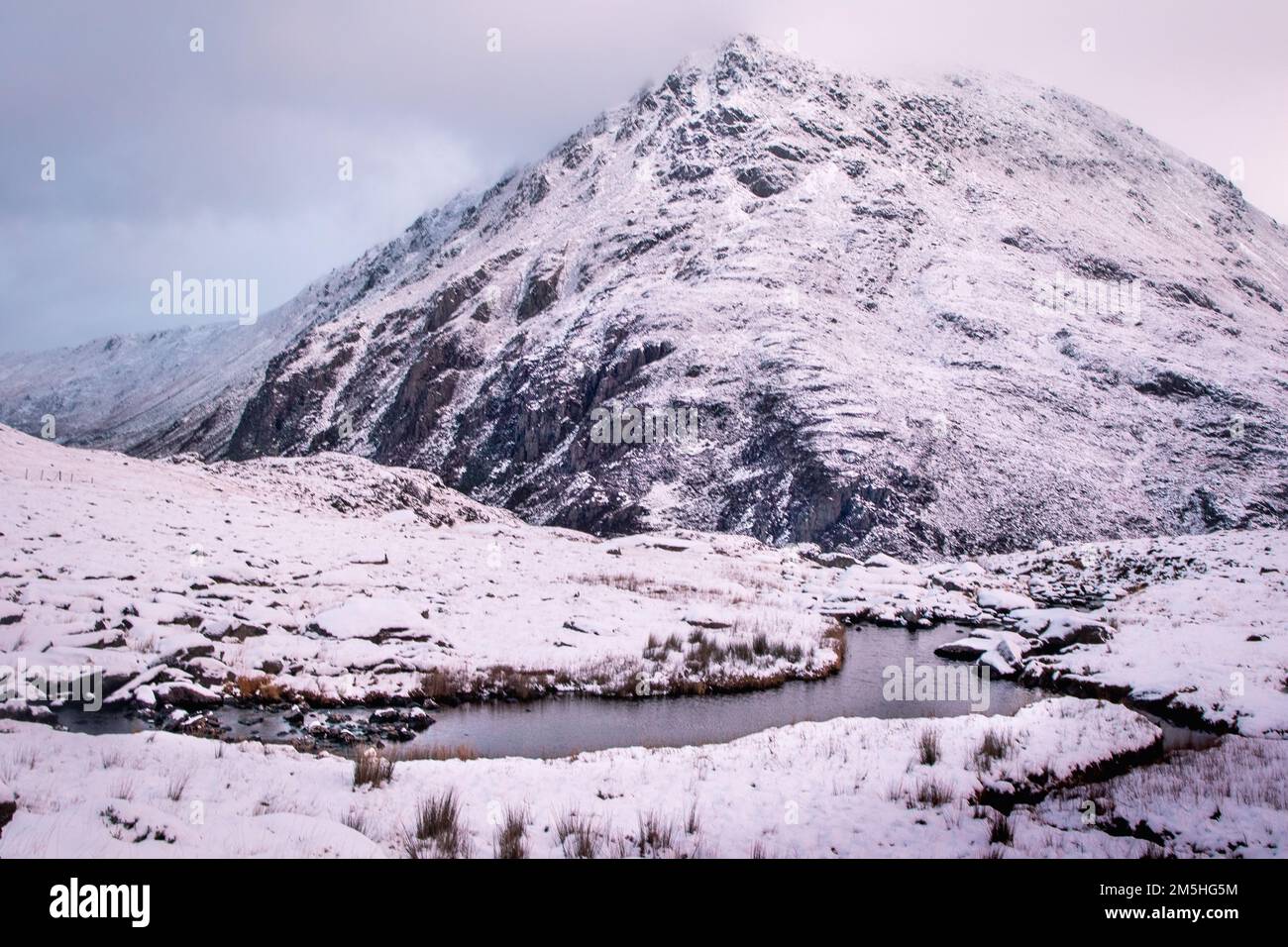 Ogwen Valley in reinem weißen Schnee Stockfoto