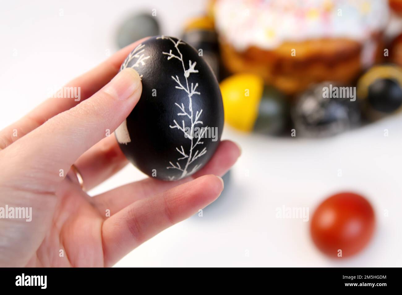 Unschärfe-Osterei mit Baumschmuck. Osterkuchen Craffin. Nahaufnahme Ostereier pastellfarben auf weißem Hintergrund. Minimale Osterfeier Stockfoto