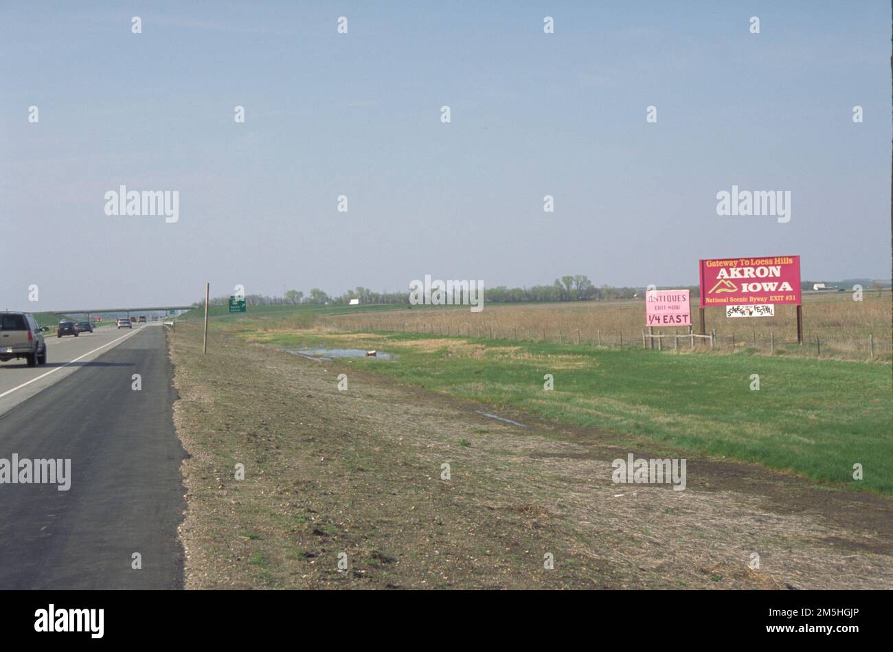 Loess Hills Scenic Byway – Byway Billboard für Akron, Iowa. Auf dem Loess Hills Scenic Byway in Iowa, der von der Interstate 29 aus zu erreichen ist, werden Besucher auf einer Plakatwand am Straßenrand begrüßt. Ort: Iowa (42,804° N 96,575° W) Stockfoto