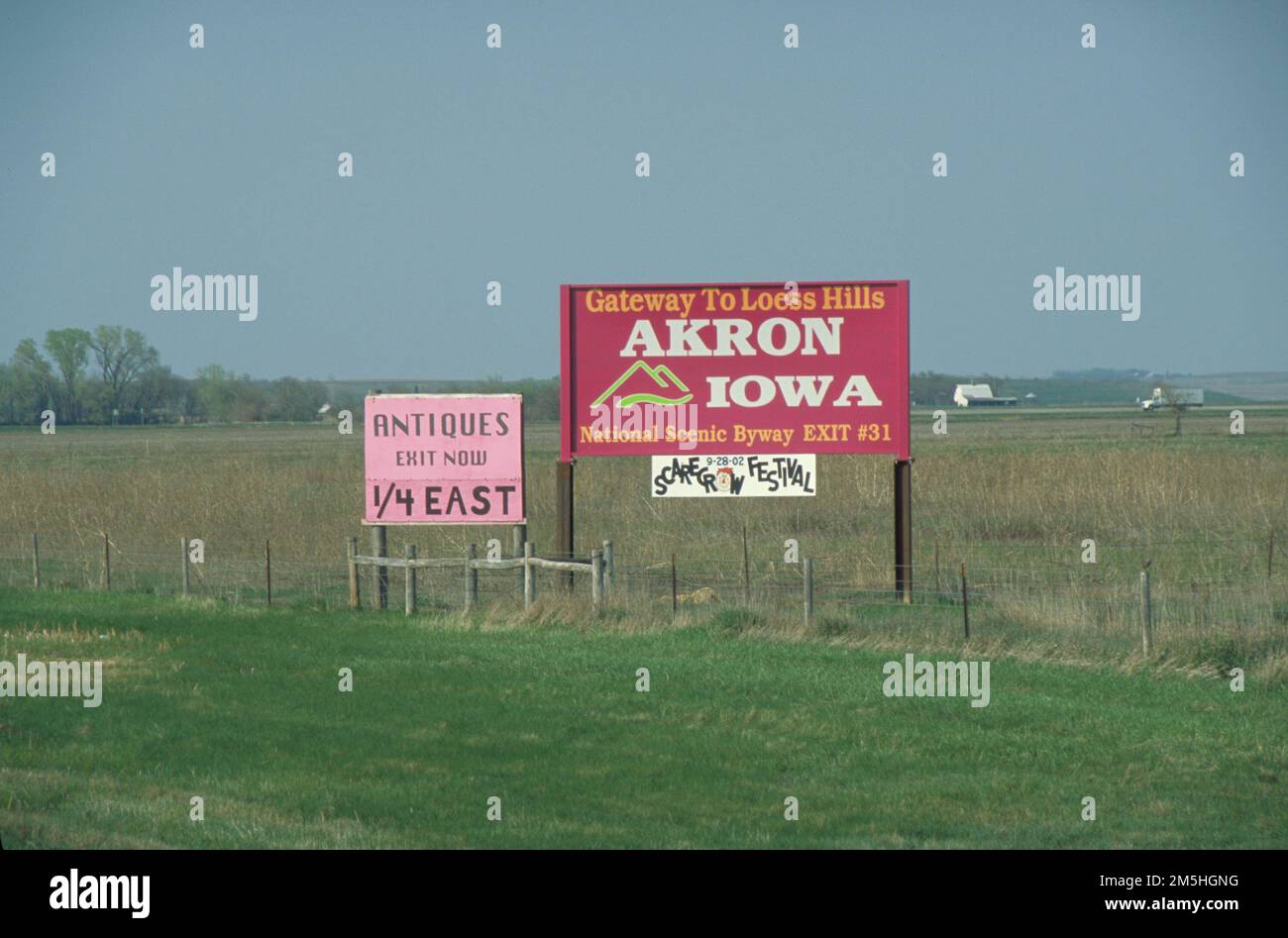 Loess Hills Scenic Byway – Byway Billboard für Akron, Iowa. Am Loess Hills Scenic Byway in Iowa, der von der Interstate 29 aus beginnt, findet ihr eine Plakatwand. Ort: Iowa (42,814° N 96,569° W) Stockfoto