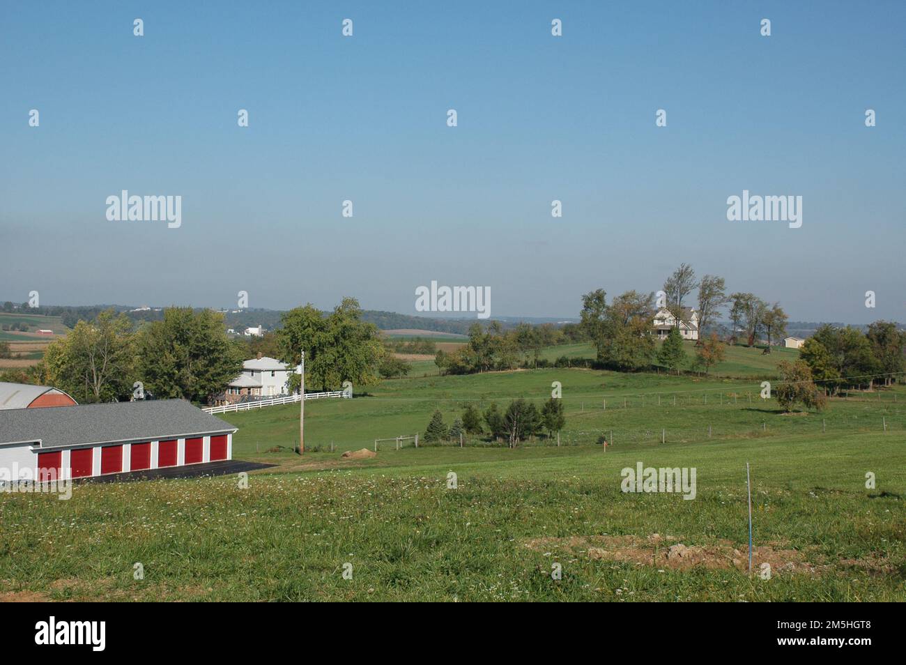 Amish Country Byway - Landschaft im Amish Country. Bauernhöfe, Felder und Bäume auf sanften Hügeln sind eine typische Landschaft in Holmes County. Standort: Holmes County, Ohio (40,601° N 81,744° W) Stockfoto