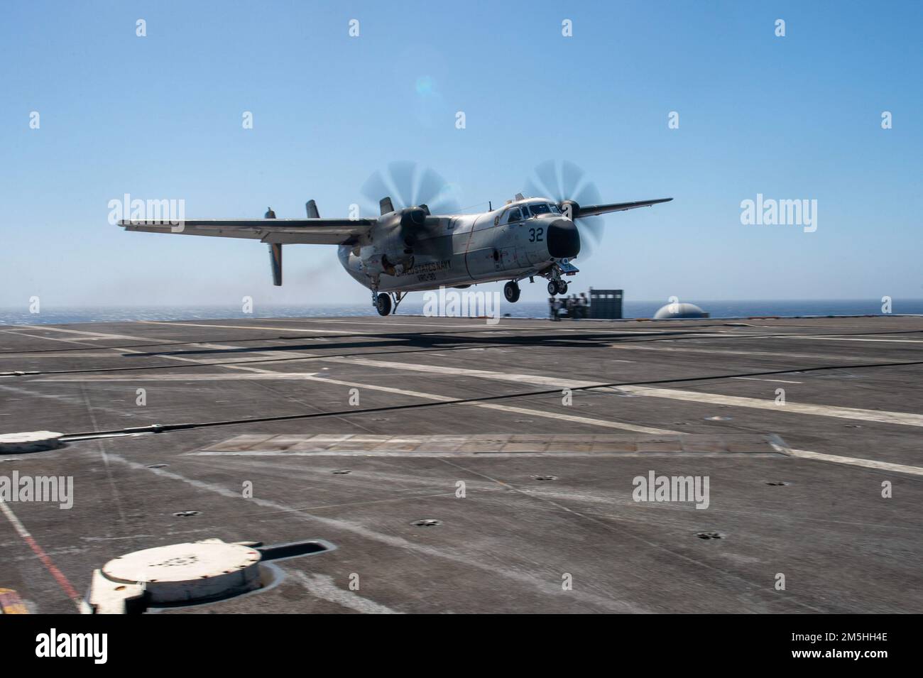 220317-N-DU622-1033 PAZIFIK (17. März 2022) Ein C-2-Greyhound von den „Anbietern“ der Flottenlogistik-Unterstützungseinheit (VRC) 30 legt einen festgehaltenen Fangkorb an, der auf dem Cockpit des Flugzeugträgers USS Nimitz (CVN 68) landet. Nimitz führt gerade Routineoperationen durch. Stockfoto