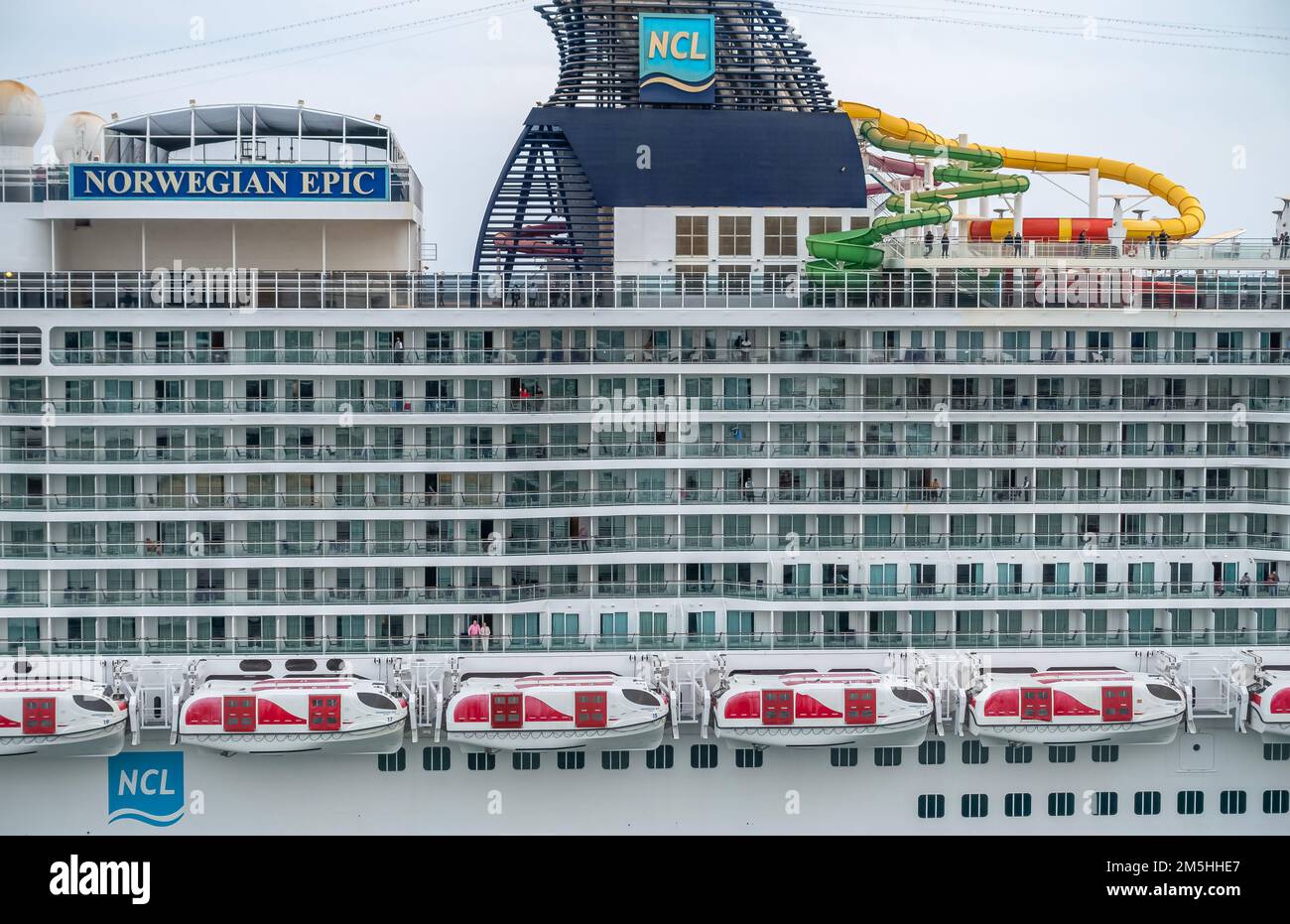 Kreuzfahrtschiff Norwegian Epic im Hafen von Civitavecchia, Italien, am 04. Mai 2022. Stockfoto