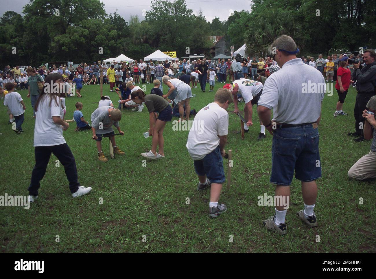 Big Bend Scenic Byway - Worm Gruntin' Festival. Erwachsene beobachten, wie ihre Kinder bei diesem interessanten Sopchoppy Festival nach Würmern grunzen. Ort: Florida (30,453° N 84,271° W) Stockfoto