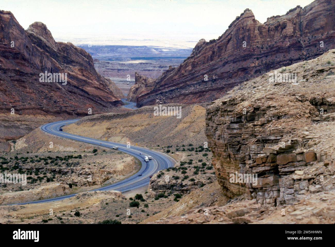 Dinosaur Diamond Prehistorical Highway - dramatische Geologie überquert die San Rafael-Welle. Auf dem Weg in Felsformationen durchquert die I-70 das San Rafael Swell Country etwa 20 km westlich von Green River, Utah. Standort: San Rafael Swell, Utah (38,908° N 110,529° W) Stockfoto