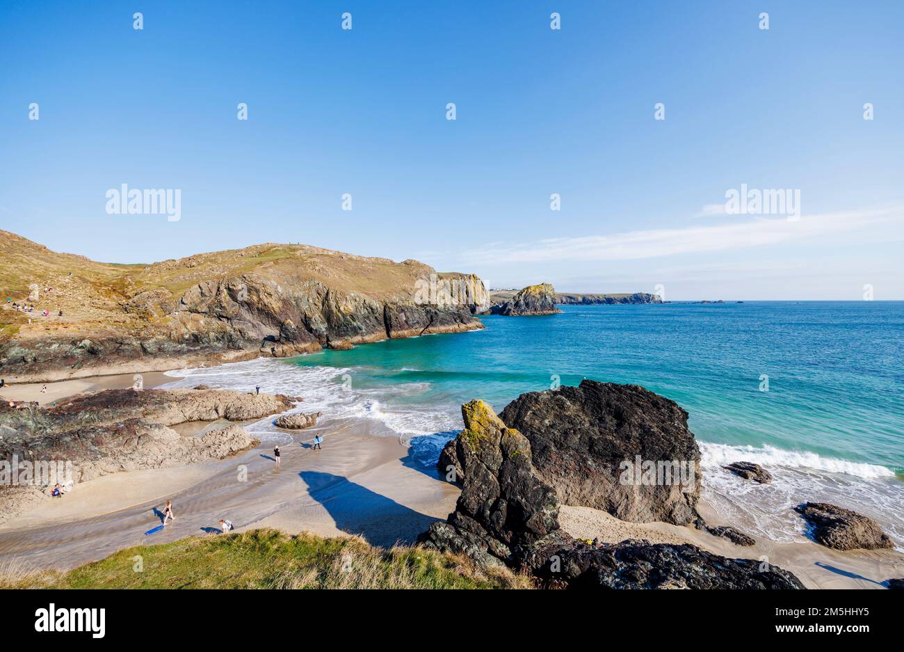 Küste und unberührte zerklüftete Landschaft am Kynance Cove auf der Lizard Peninsula an einem sonnigen Tag an der Südküste Cornwalls im Südwesten Englands Stockfoto