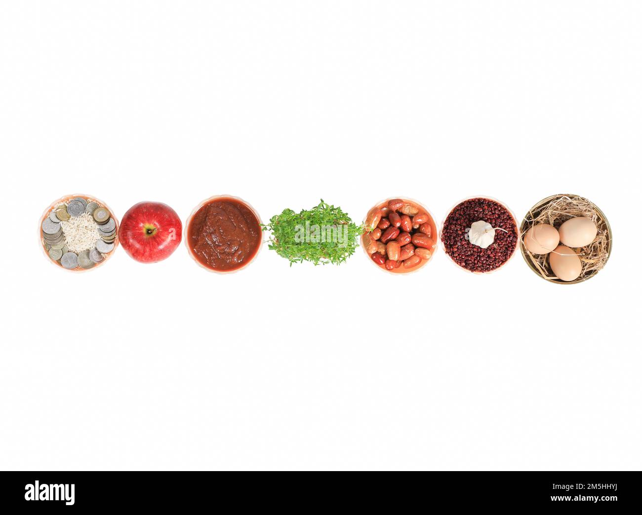 Haftsin ist ein traditionelles und kulturelles Festmahl im Iran, bestehend aus sieben symbolischen Elementen auf dem Tisch für den ersten Frühlingstag. Die Iraner sind sehr beliebt Stockfoto