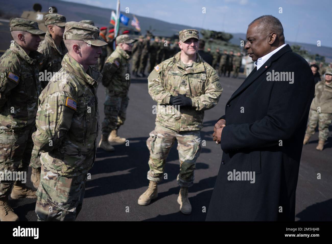 Verteidigungsminister Lloyd J. Austin III spricht zu Soldaten, die dem 2. Kavallerie-Regiment in Bulgarien am 18. März 2022 zugeteilt wurden. Stockfoto