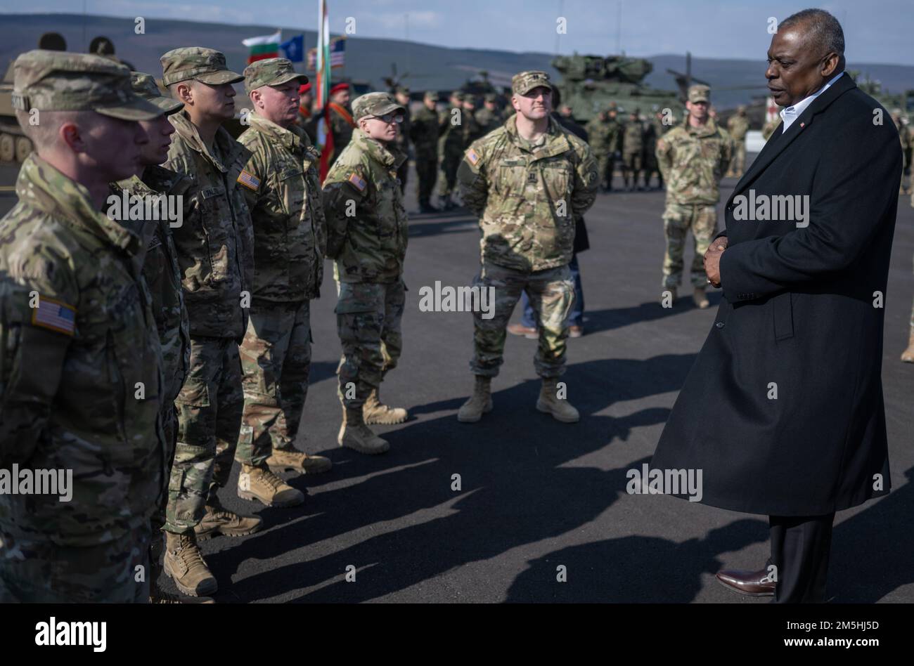 Verteidigungsminister Lloyd J. Austin III spricht zu Soldaten, die dem 2. Kavallerie-Regiment in Bulgarien am 18. März 2022 zugeteilt wurden. Stockfoto