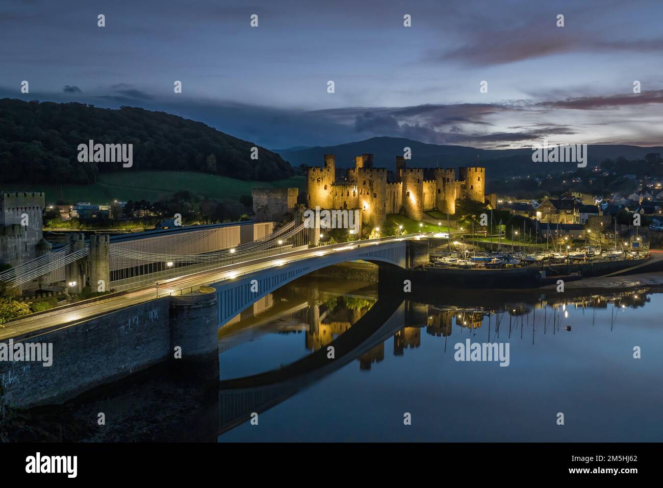 Conwy Castle und Hafen in der Dämmerung, Nordwales, am Rande des Snowdonia-Nationalparks und der Nordwalisküste. Wales, vereinigtes Königreich Stockfoto