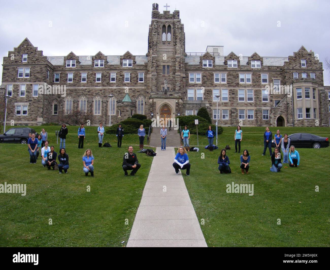 Ohio River Scenic Byway - Studenten an der Universität Brescia. An der Universität Brescia versammeln sich die Studenten in Blau gegen Diabetes vor der wunderschönen Ursuline Hall. Lage: Brescia University, Kentucky Stockfoto
