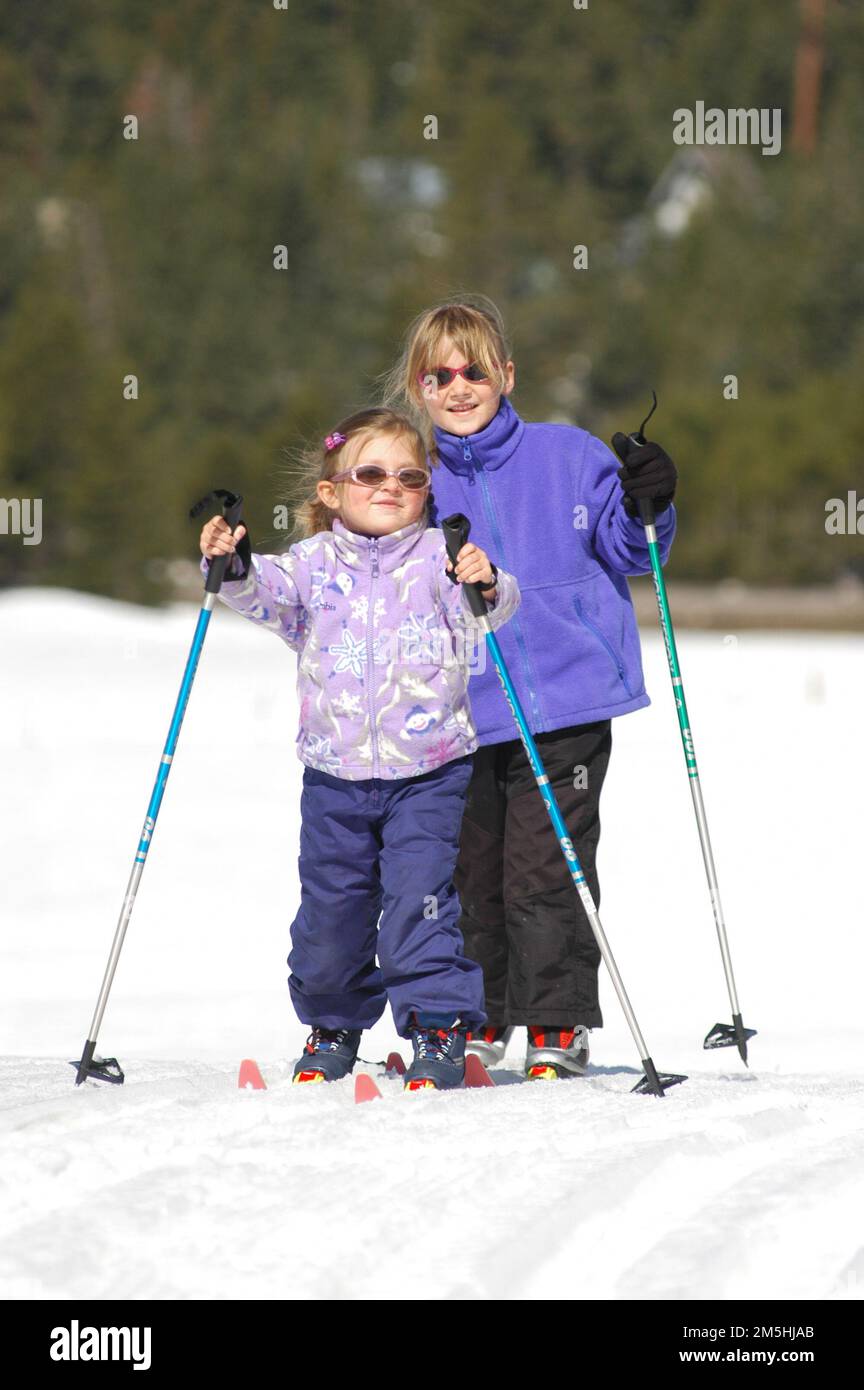 Ebbetts Pass Scenic Byway - Zwei Junge Skilanglauffahrer. Skilanglauf ist eine großartige Aktivität für die ganze Familie. Standort: Ebbetts Pass, Kalifornien (38,551° N 119,815° W) Stockfoto