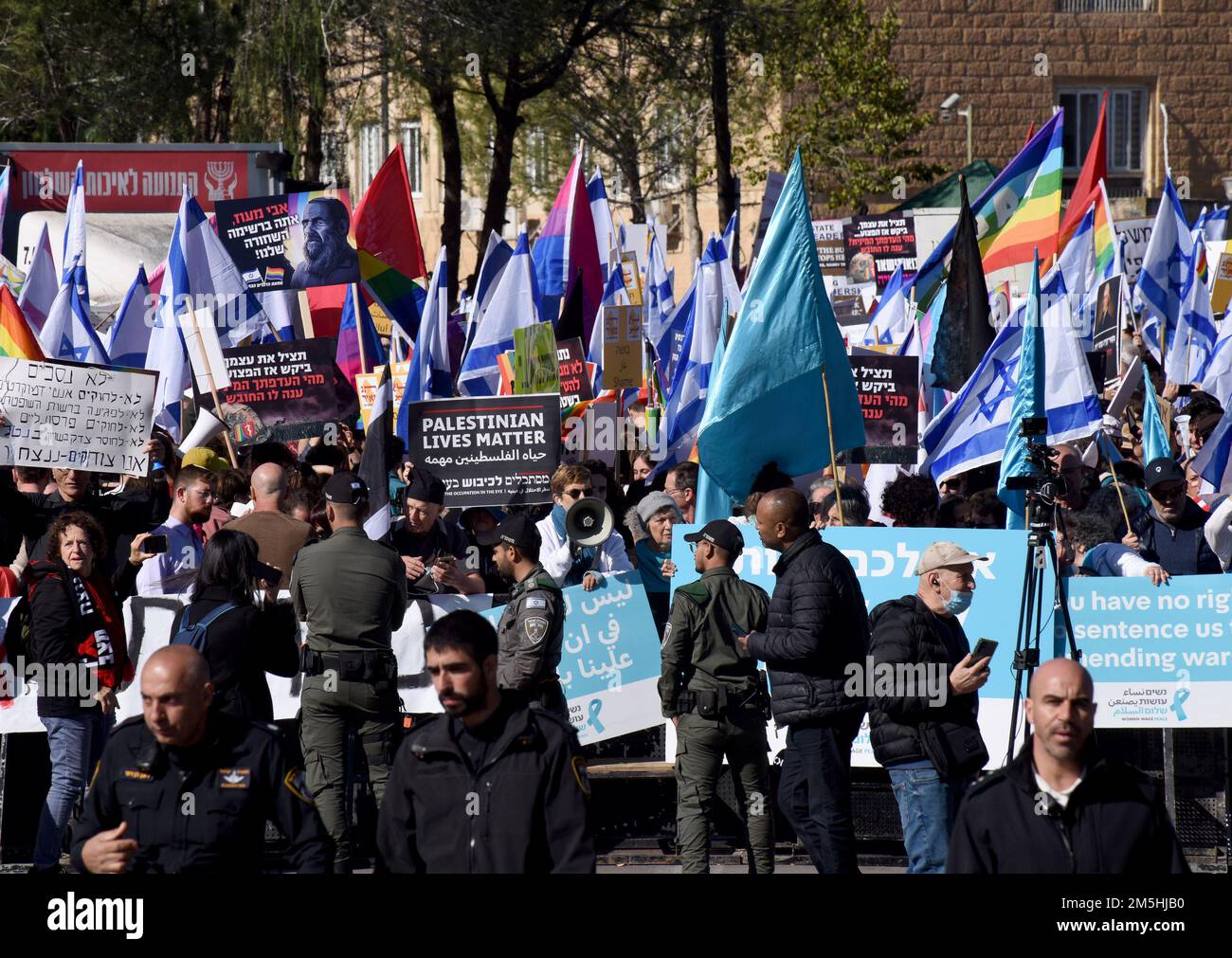 Jerusalem, Israel. 03. Juni 2014. Die israelische Polizei hat am Donnerstag, den 29. Dezember 2022, vor der israelischen Knesset, dem Parlament, einen Protest gegen Benjamin Netanjahus neue Regierung abgefaßt. Politische Analysten sagen, dass Netanjahus Rückkehr an die Macht die religiöseste und rechtsextreme Regierung in der Geschichte Israels bringen wird. Foto von Debbie Hill/ Kredit: UPI/Alamy Live News Stockfoto