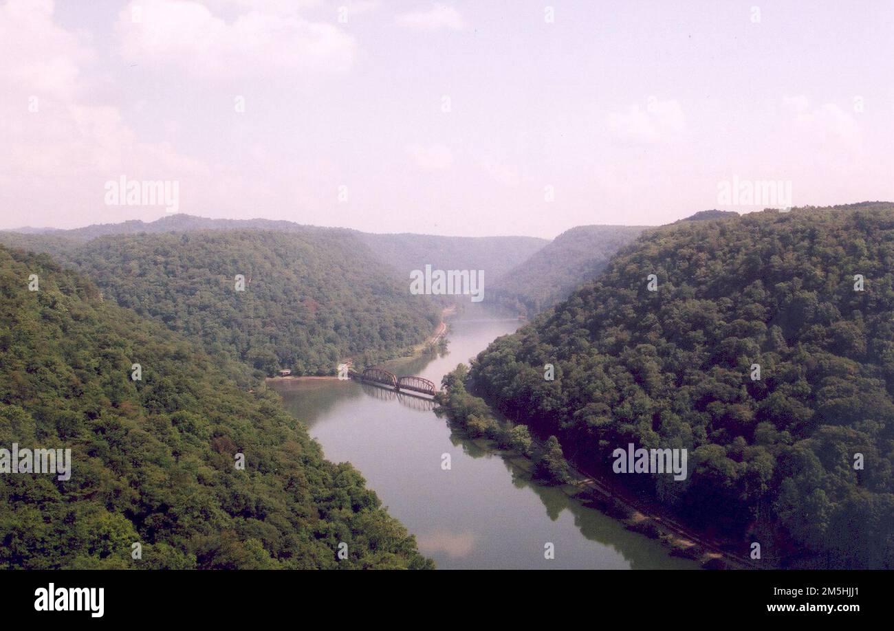 Midland Trail - Vogelperspektive vom Hawk's Eye Nest. Am Hawk's Eye Nest bietet sich ein „berühmter Blick“ auf den Fluss und die Brücken darunter. Standort: West Virginia Stockfoto