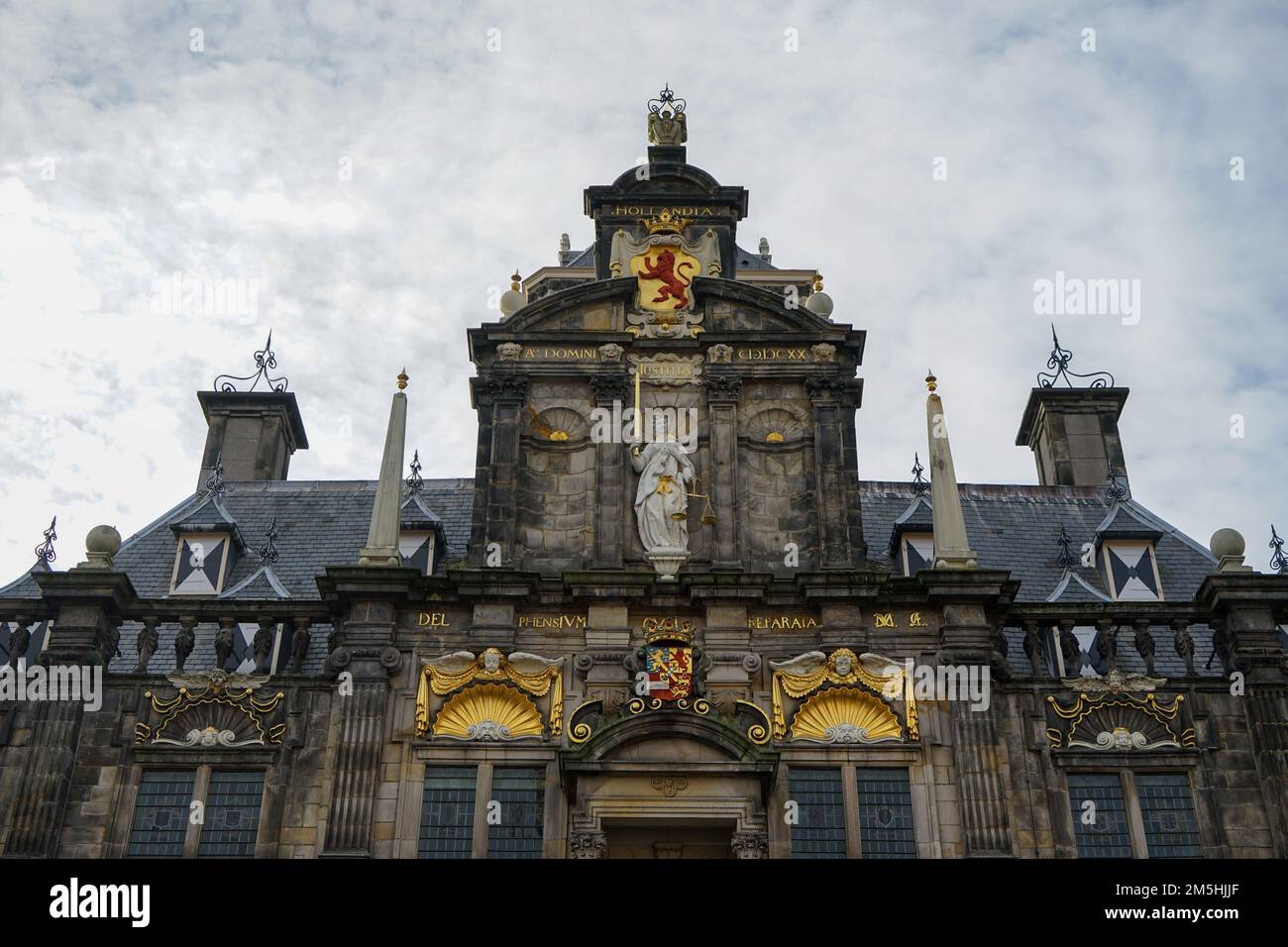 Das alte Gemeindegebäude im Stadtzentrum von Delft in den Niederlanden vor einem weißen bewölkten Himmel Stockfoto