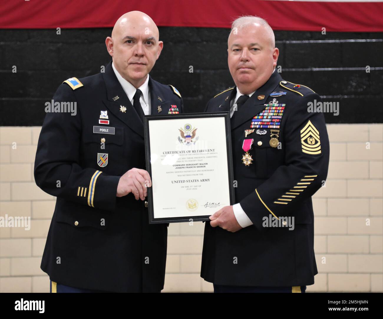 USA Kommandoleiter Major Joseph Shirer erhält seine Ruhestandsbescheinigung von Oberst Anthony Poole, Stabschef der Georgia Army National Guard, 18. März 2022 in Canton, Georgia. Shirer ging nach fast 30 Jahren in den USA in Rente Armee und Nationalgarde der Georgia Army. Stockfoto