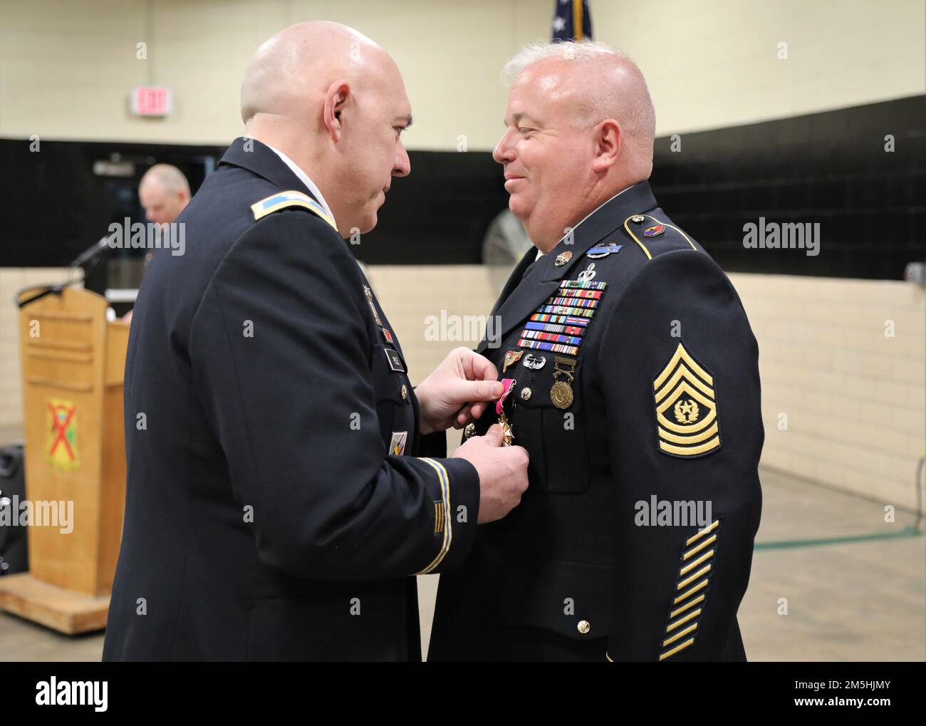 USA Armeekollege Anthony Poole, Stabschef der Georgia Army National Guard, präsentiert die Legion of Merit dem Kommandoleiter Major Joseph Shirer am 18. März 2022 in Canton, Georgia. Shirer ging nach fast 30 Jahren in den USA in Rente Armee und Nationalgarde der Georgia Army. Stockfoto