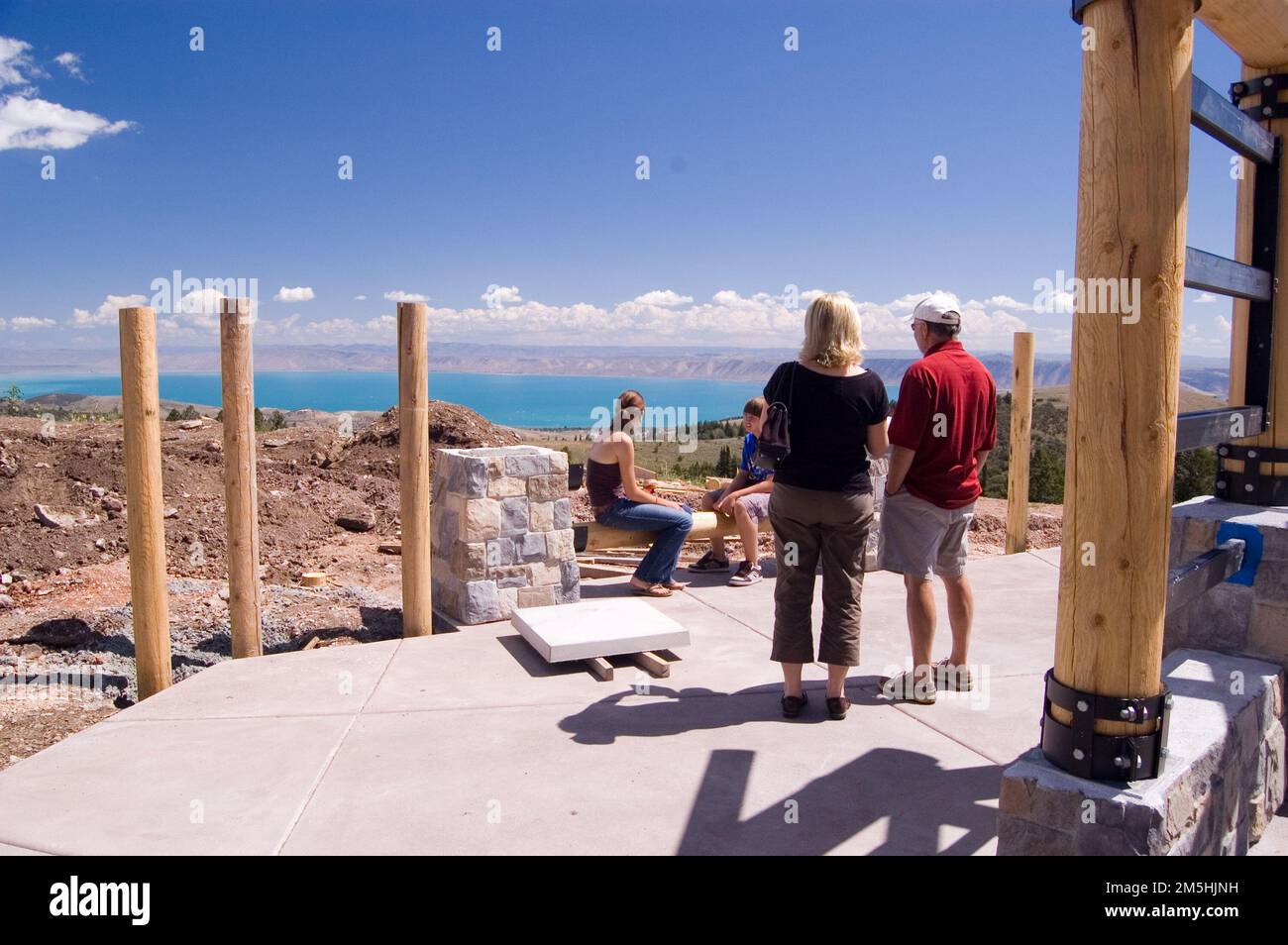 Logan Canyon Scenic Byway – bereit für Panels. Eine Gruppe von Besuchern blickt auf den Bear Lake, umgeben von Posts, die für Auswertungen bereit sind. Lage: Logan Canyon, Wasatch-Cache National Forest, Utah (41,921° N 111,457° W) Stockfoto