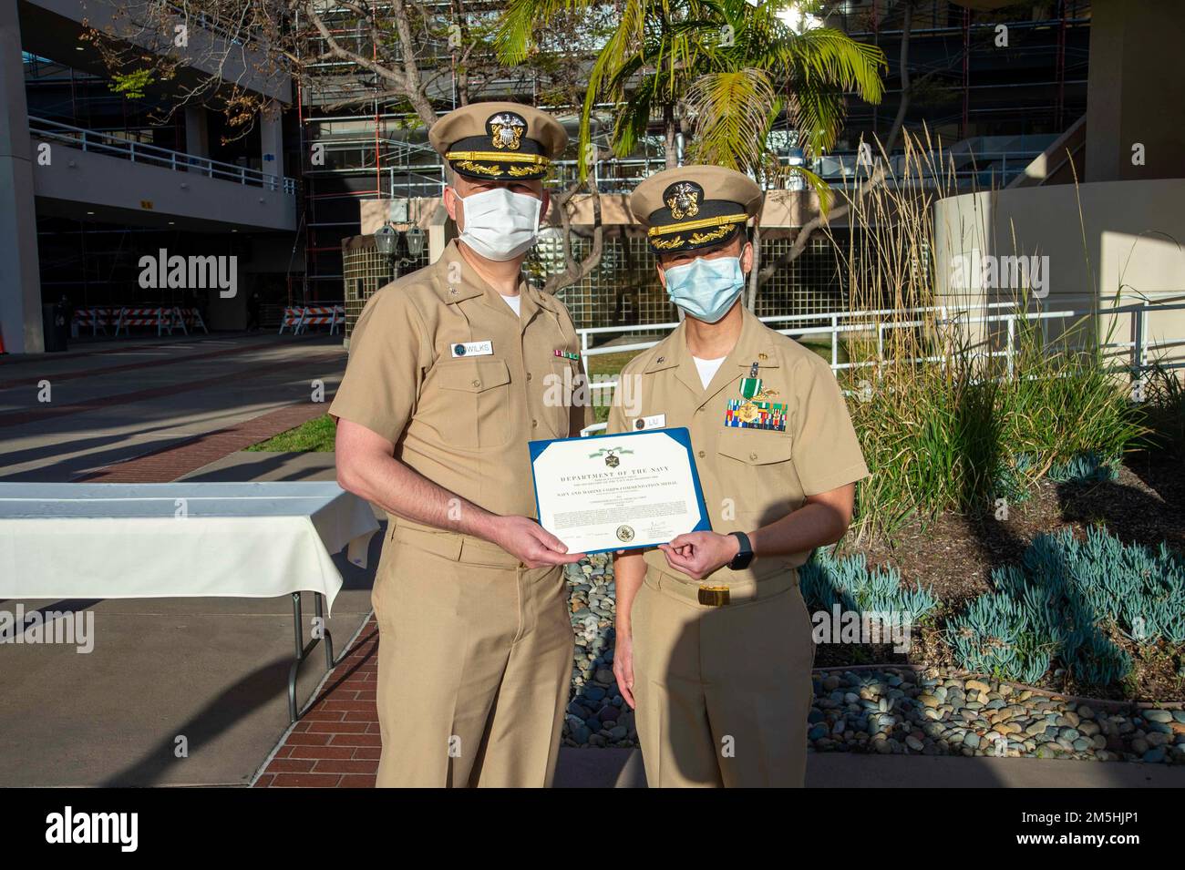 220318-N-LW757-1006 SAN DIEGO (18. März 2021) Capt. Timothy Wilks, Navy Medicine Readiness and Training Command (NMRTC) San Diegos Executive Officer (Left), verleiht Cmdr. Scott Liu, ein Matrose, der der NMRTC San Diego (rechts) zugeteilt wurde, mit einer Navy and Marine Corps Commendation Medal während einer Zeremonie im Krankenhaus am 18. März. Liu erhielt die Auszeichnung für herausragende Leistungen in seinem Amt. Die Mission des NMRTC San Diego besteht darin, die Mitglieder des Dienstes auf den Einsatz zur Unterstützung operativer Kräfte vorzubereiten, hochwertige Gesundheitsdienstleistungen zu erbringen und die Zukunft der Militärmedizin durch Ausbildung und Ausbildung zu gestalten Stockfoto