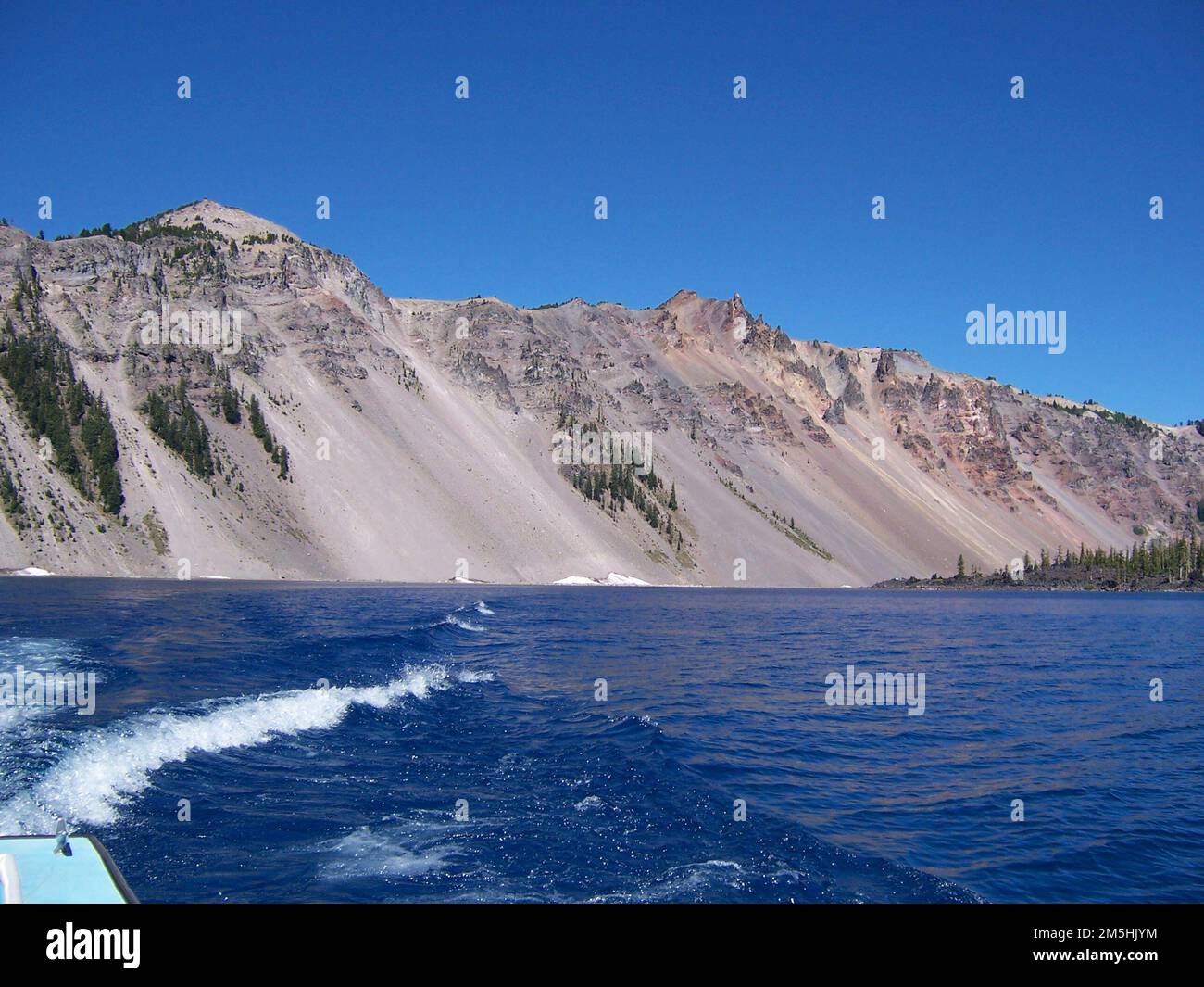 Volcanic Legacy Scenic Byway - Bootsweckung auf dem Crater Lake. Nicht definiert. 1995 - 2013.. Verkehrsministerium. Bundesstraßenverwaltung. Büro für Planung, Umwelt und Immobilien. Büro für natürliche und menschliche Umwelt. National Scenic Byways-Programm. 1991-. Digitale Fotografien zu Amerikas Byways Stockfoto