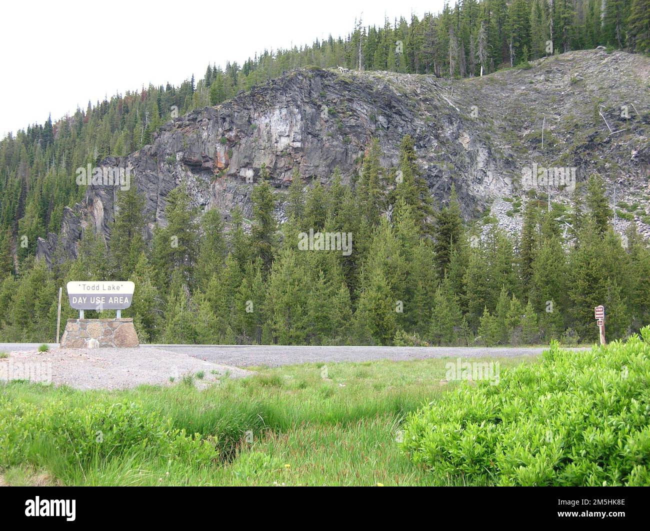 Cascade Lakes Scenic Byway - Lava Rock Cliffs. Die Lava Rock Cliffs steigen steil entlang der Straße zum Todd Lake auf. Standort: Oregon (44,033° N 121,753° W) Stockfoto