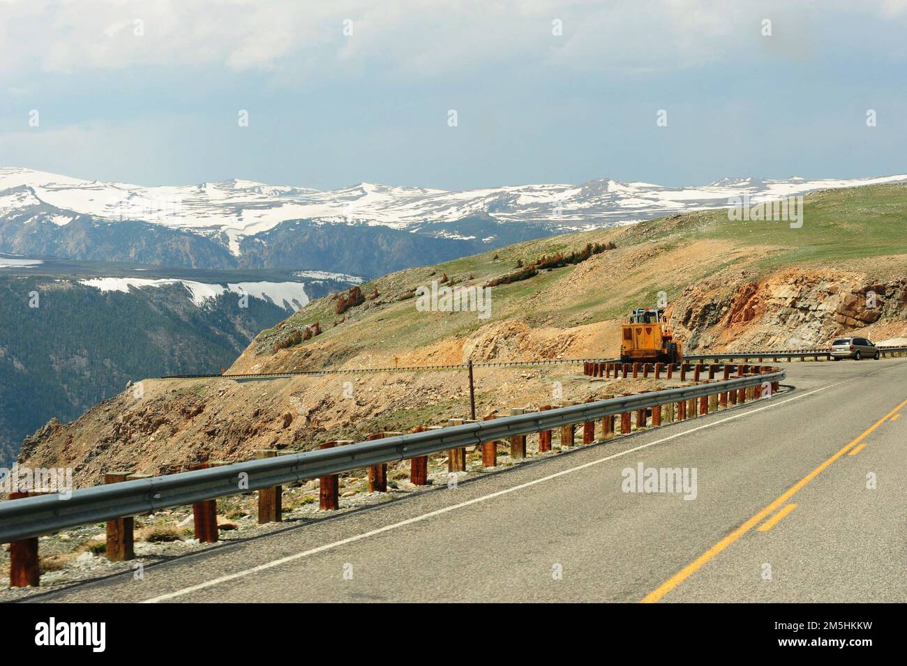 Beartooth Highway - Fahren Sie den Beartooth Pass hinunter nach Montana. Ein Baufahrzeug und ein Van Park in einer von Geländern umschlossenen Ausfahrt entlang des Beartooth Highway, der sich bis nach Montana erstreckt. Position: (45,028° N 109,407° W) Stockfoto