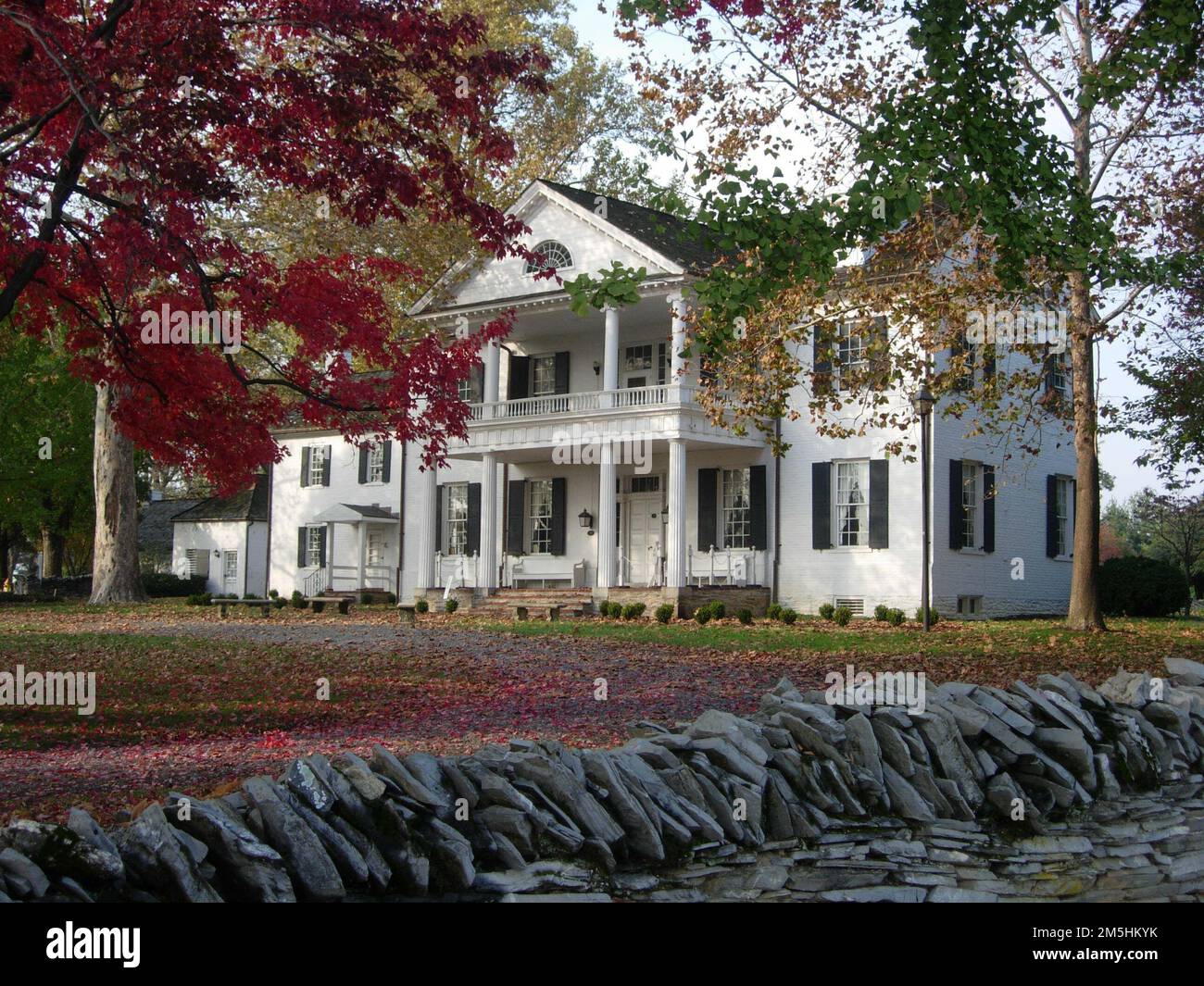 Reisen Sie durch den Hallowed Ground Byway - Rose Hill Manor im Herbst. Das Rose Hill Manor am nördlichen Ende von Frederick City ist ein Beispiel für eine Kombination aus dem späten georgianischen Architekturstil von Tidewater Maryland und dem Stil der griechischen Wiedergeburt. 1995 - 2013.. Verkehrsministerium. Bundesstraßenverwaltung. Büro für Planung, Umwelt und Immobilien. Büro für natürliche und menschliche Umwelt. National Scenic Byways-Programm. 1991-. Digitale Fotografien zu Amerikas Byways Stockfoto