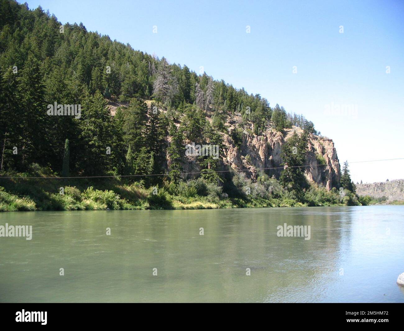 Pioneer Historic Byway - Schimmernde Pines. Die Kiefern auf diesem Berg spiegeln sich im schimmernden Wasser des Stausees wider, das vom Hells Canyon Dam gebildet wird. Lage: Hells Canyon Dam, Idaho (45,235° N 116,704° W) Stockfoto